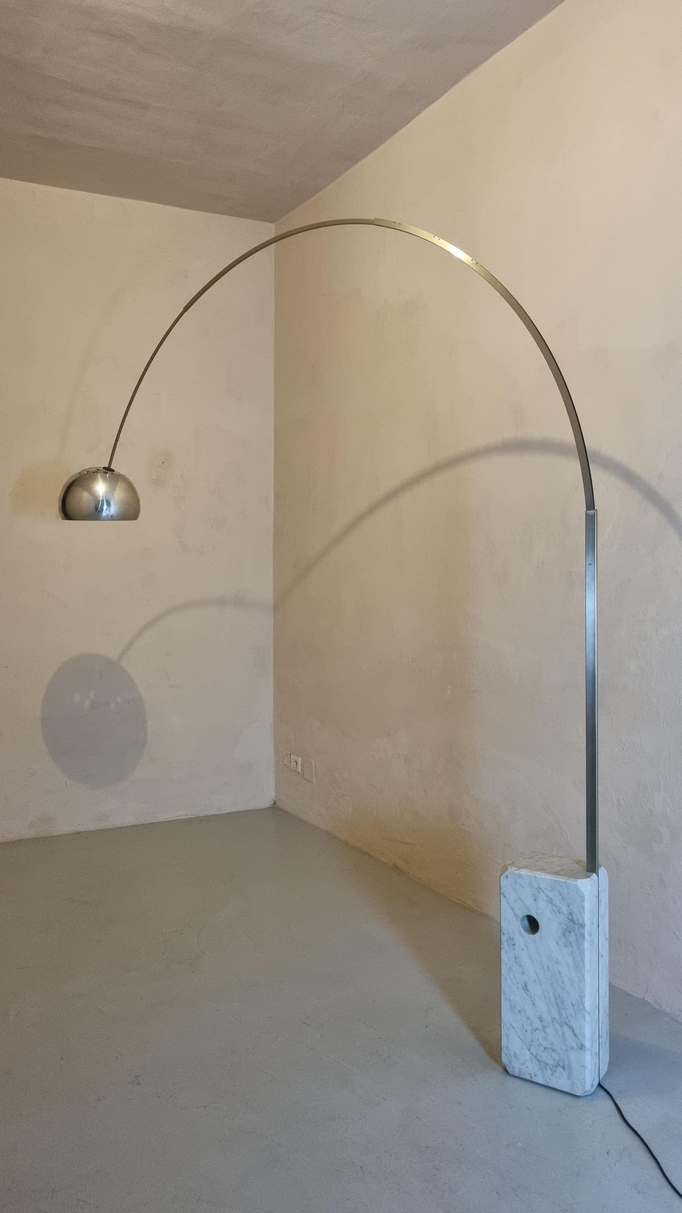 Iconic Arco lamp designed by Achille and Pier Giacomo Castiglioni for Flos in 1962.
Carrara marble base, curved steel frame, excellent condition.
Made in 1962 by Achille and Pier Giacomo Castiglioni. An ingenious lamp, one of the most imitated icons