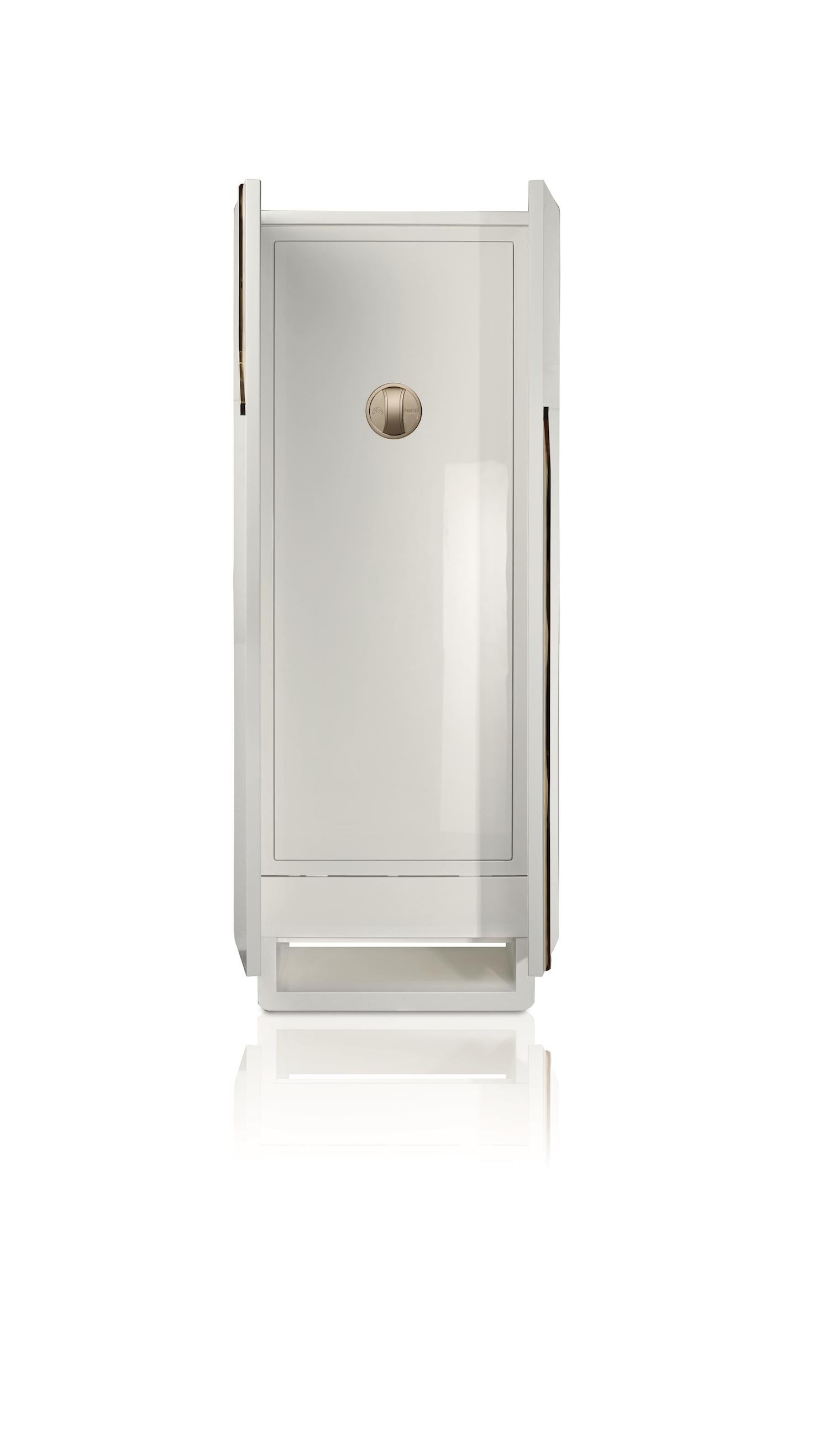 Armoire contemporaine en érable piqué blanc poli. Accessoires plaqués or 24 carats. Poignée ronde avec dispositif d'ouverture biométrique et clé de secours intégrée. Porte-collier intérieur coulissant et tiroirs doublés pour les bijoux. Compartiment