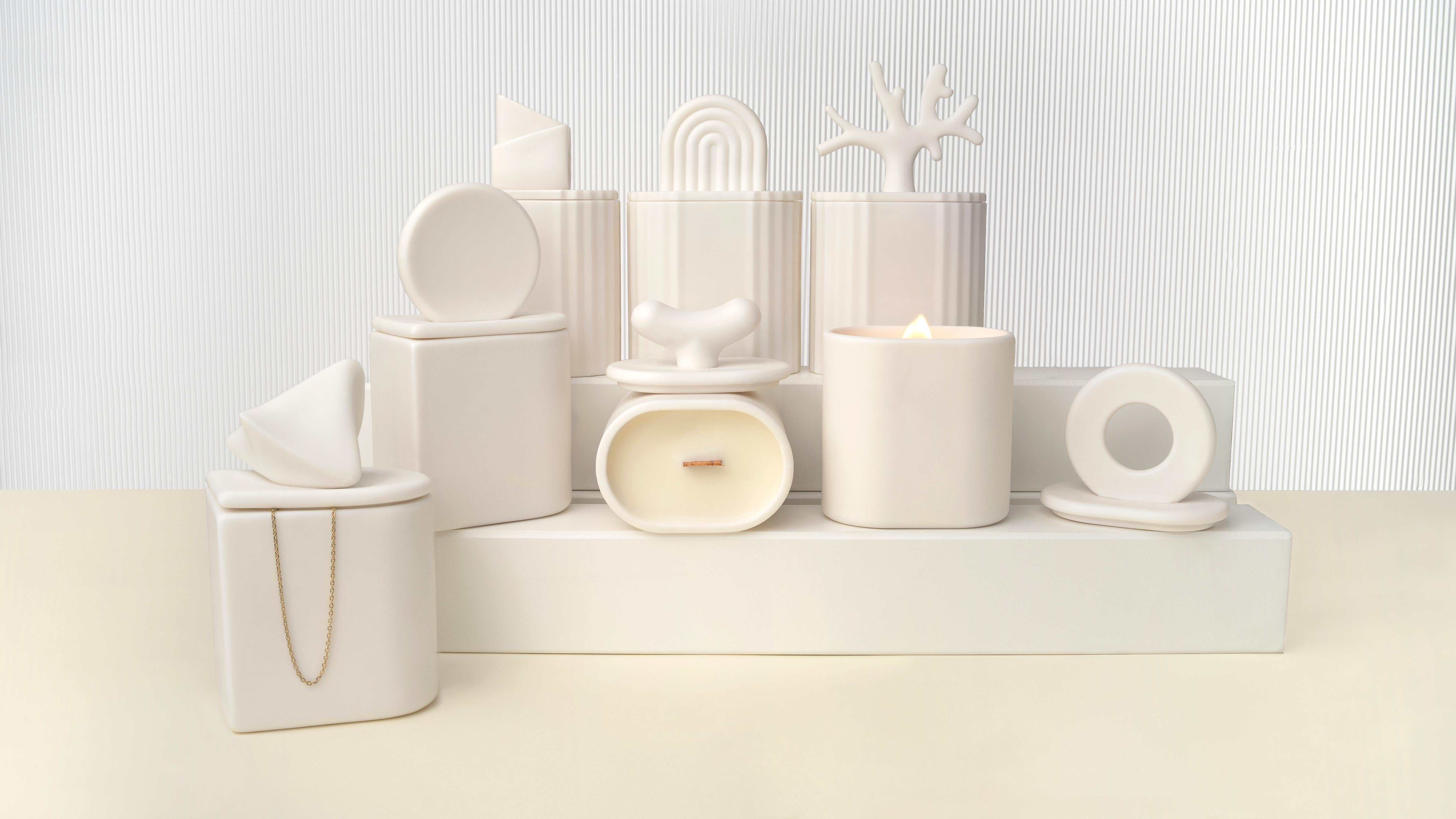Arco Iris - minimalist ceramic container, Parian porcelain. 

A collection inspired by nature and classical forms.

Parian porcelain vessels, unglazed.

• 160 g natural soy wax

• app 30 h burn time

• wooden wick

• fragrance oils composition

•