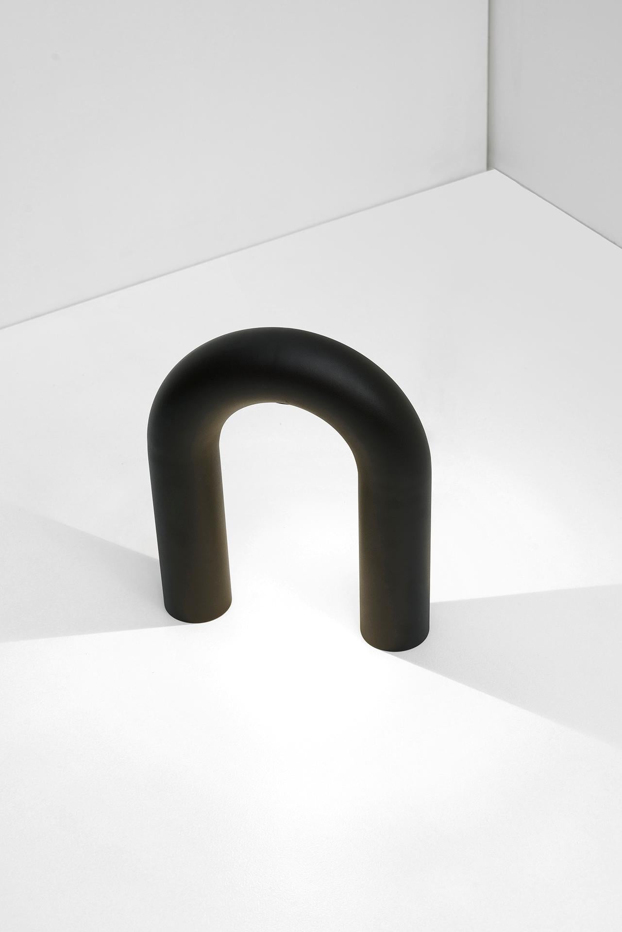 Style international Lampe Arco, édition noire, par RAIN, lampe de bureau contemporaine, acier inoxydable en vente