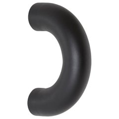 Arco-Wandleuchte, schwarze Auflage, von Rain, zeitgenössische Wandleuchte, Edelstahl