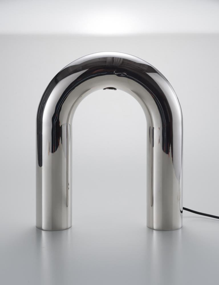 Style international Lampe Arco, argent, par RAIN, lampe de bureau contemporaine, acier inoxydable en vente