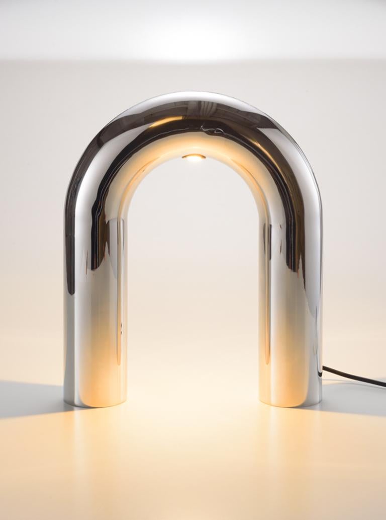 Brésilien Lampe Arco, argent, par RAIN, lampe de bureau contemporaine, acier inoxydable en vente