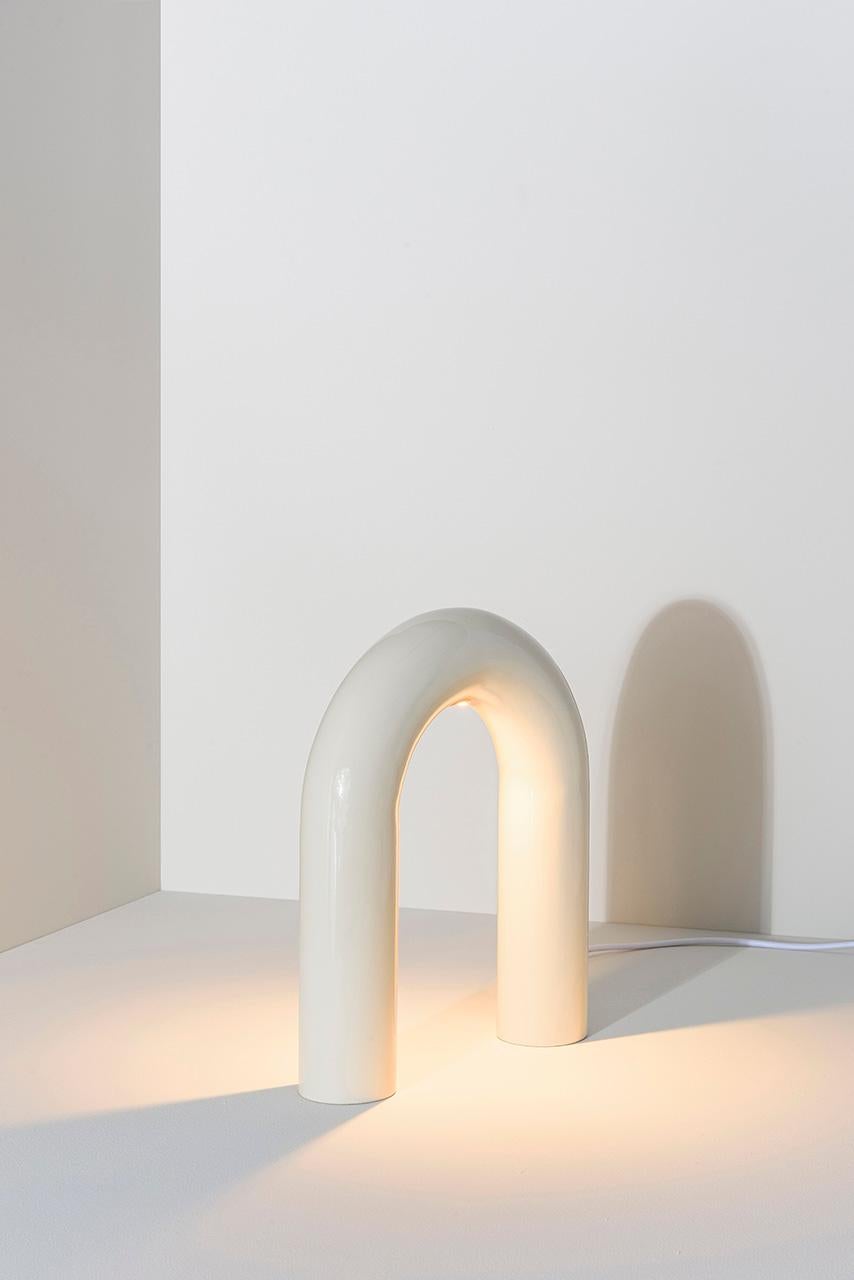 Style international Lampe de bureau contemporaine Arco, blanche, par RAIN, en acier inoxydable en vente