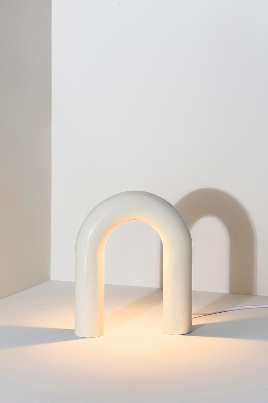 Brésilien Lampe de bureau contemporaine Arco, blanche, par RAIN, en acier inoxydable en vente