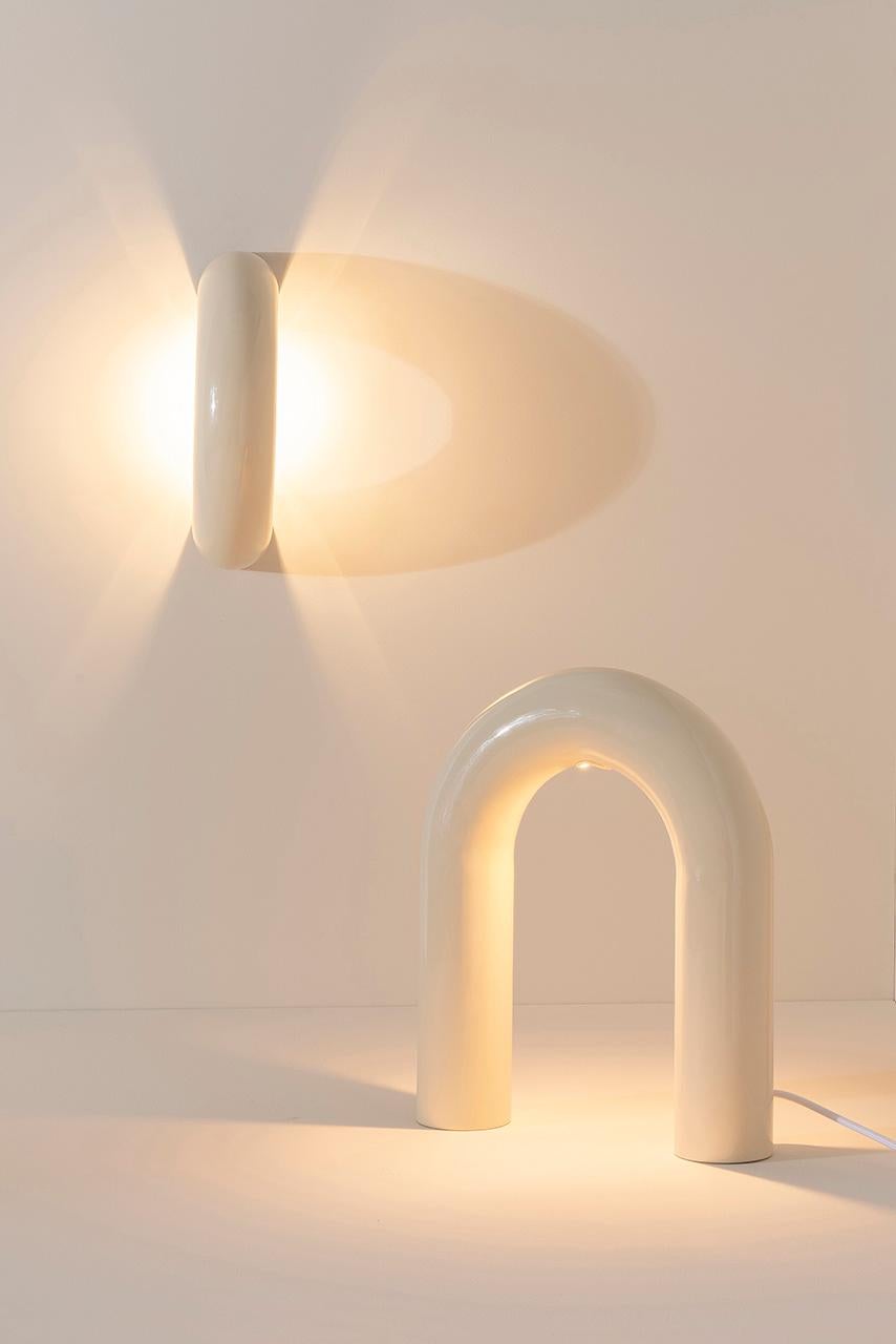 Peint Lampe de bureau contemporaine Arco, blanche, par RAIN, en acier inoxydable en vente