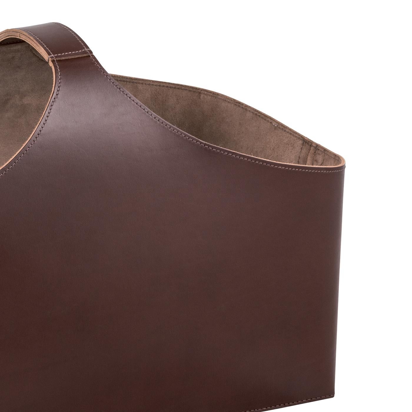 This exquisite storage basket is entirely made in saddle leather, whose texture was dyed with the use of vegetable fibers, guarantying its softness and durability. The classic shape of the piece features a rich brown color and a traditional central