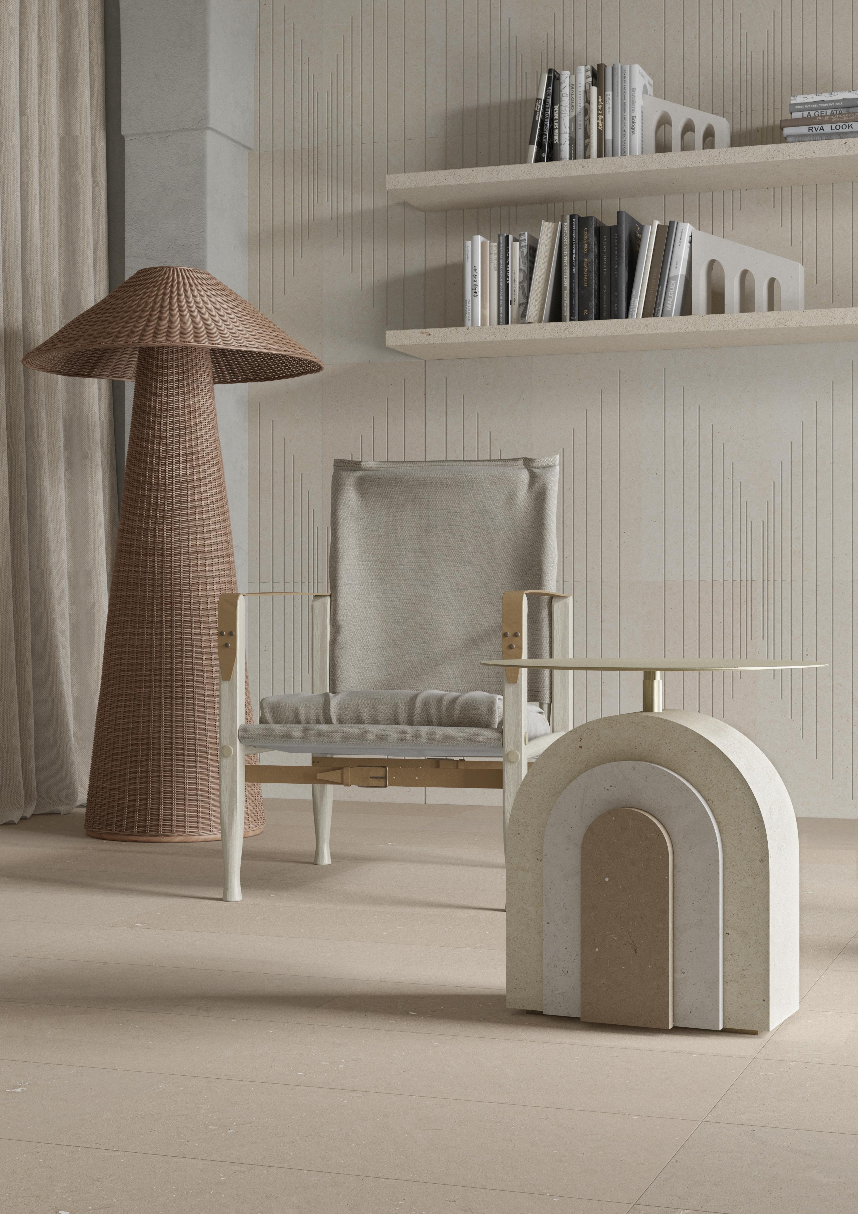 Arco est une table basse au design géométrique rigoureux qui fait référence à l'architecture. Un dialogue entre les matériaux, le métal et la pierre de Pimar, dans une séquence de couches, dans différentes nuances de beige, de blanc et de gris.
