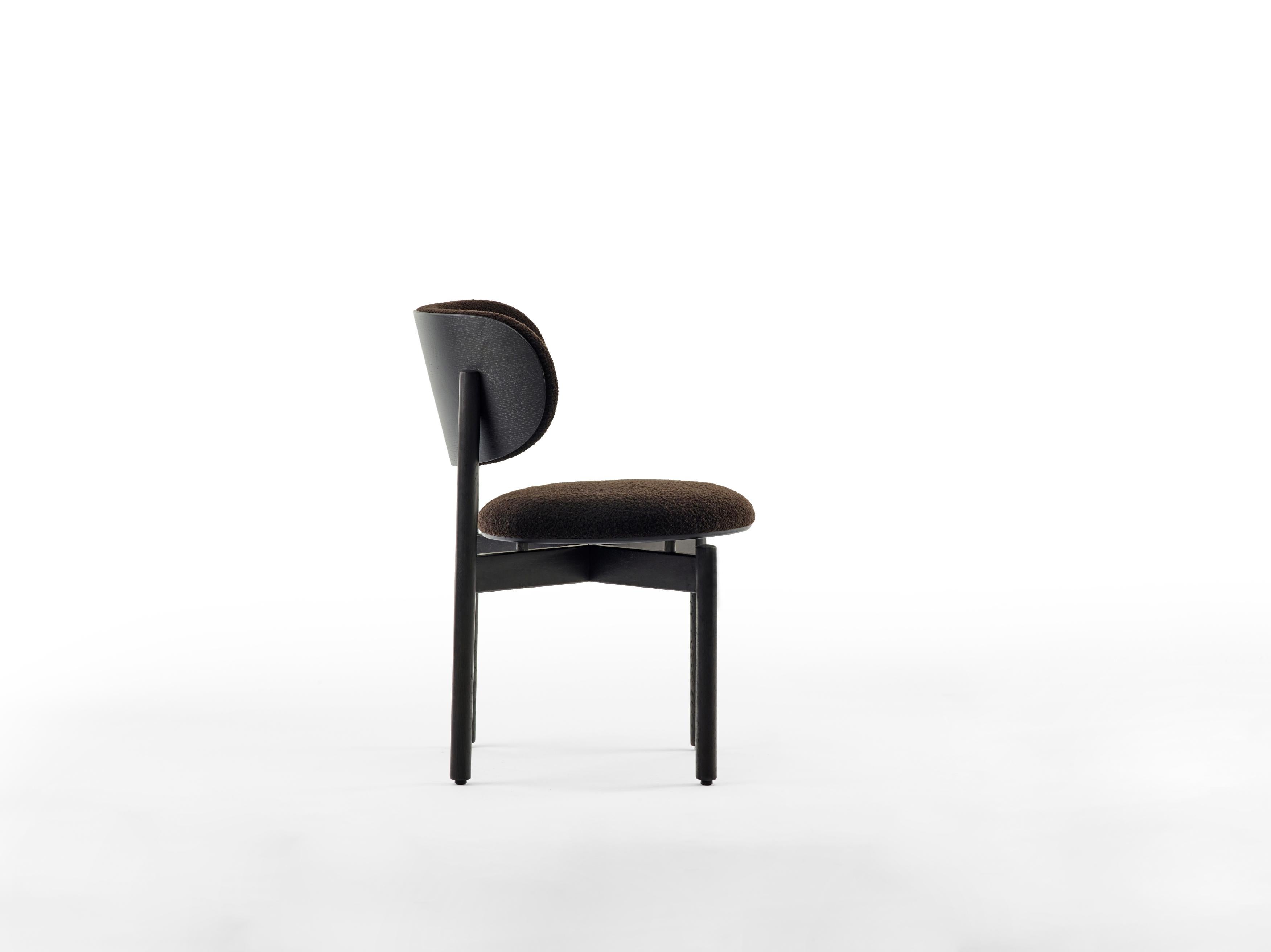 Ein neuer Stuhl vom Designer des beliebten Close und Close+ von Arco. Wie bei den anderen Tischen von Arco steht auch beim Re-volve die Nachhaltigkeit im Vordergrund.

Der Designer Gudmundur Ludvik hat den Re-volve aus rein organischen Materialien