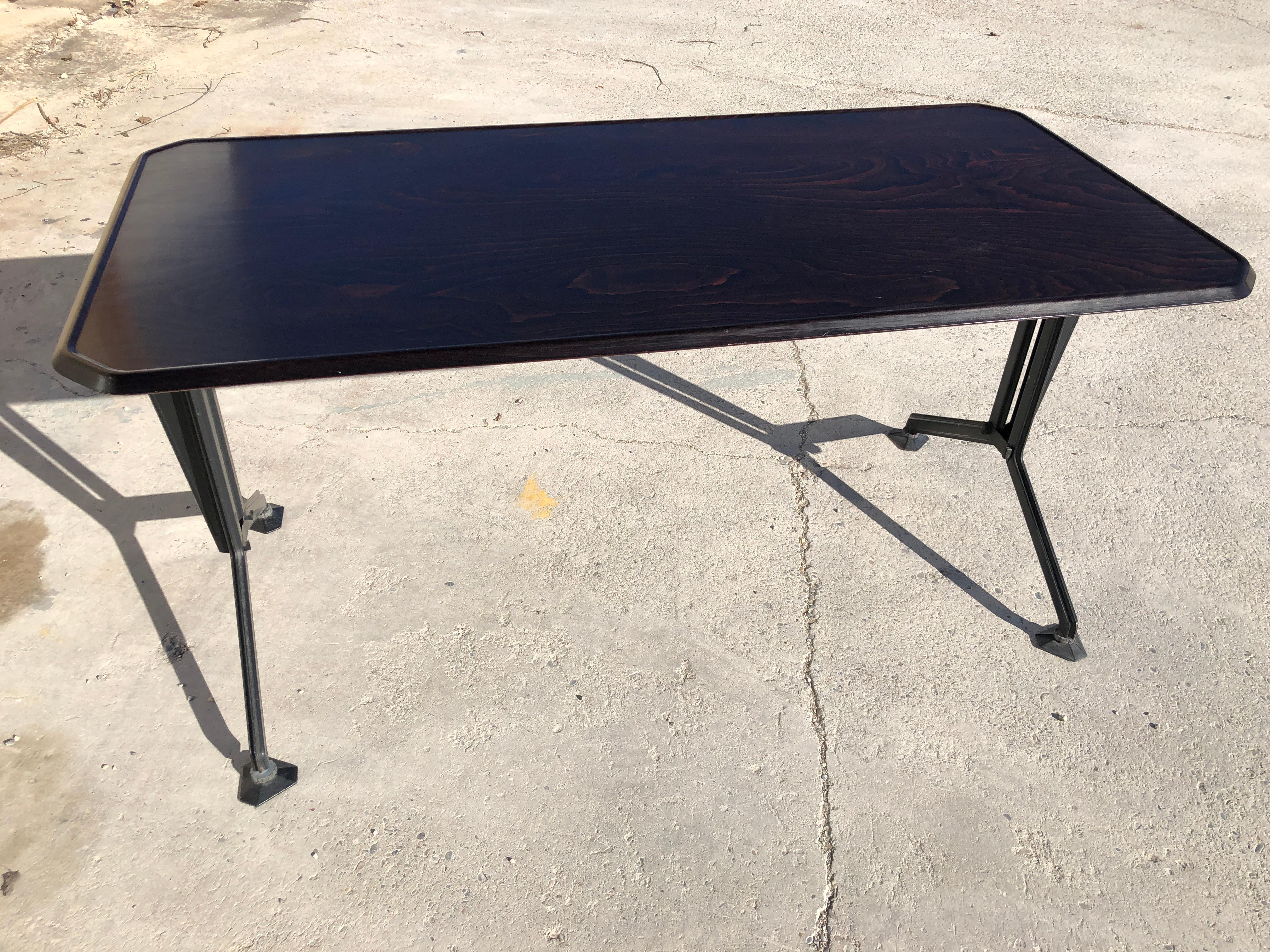 Scrivania con cassetto della serie Arco di BBPR per Olivetti Synthesis, anni '60
Buono stato
Piano in legno 
Struttura in metallo 
5 cassetti