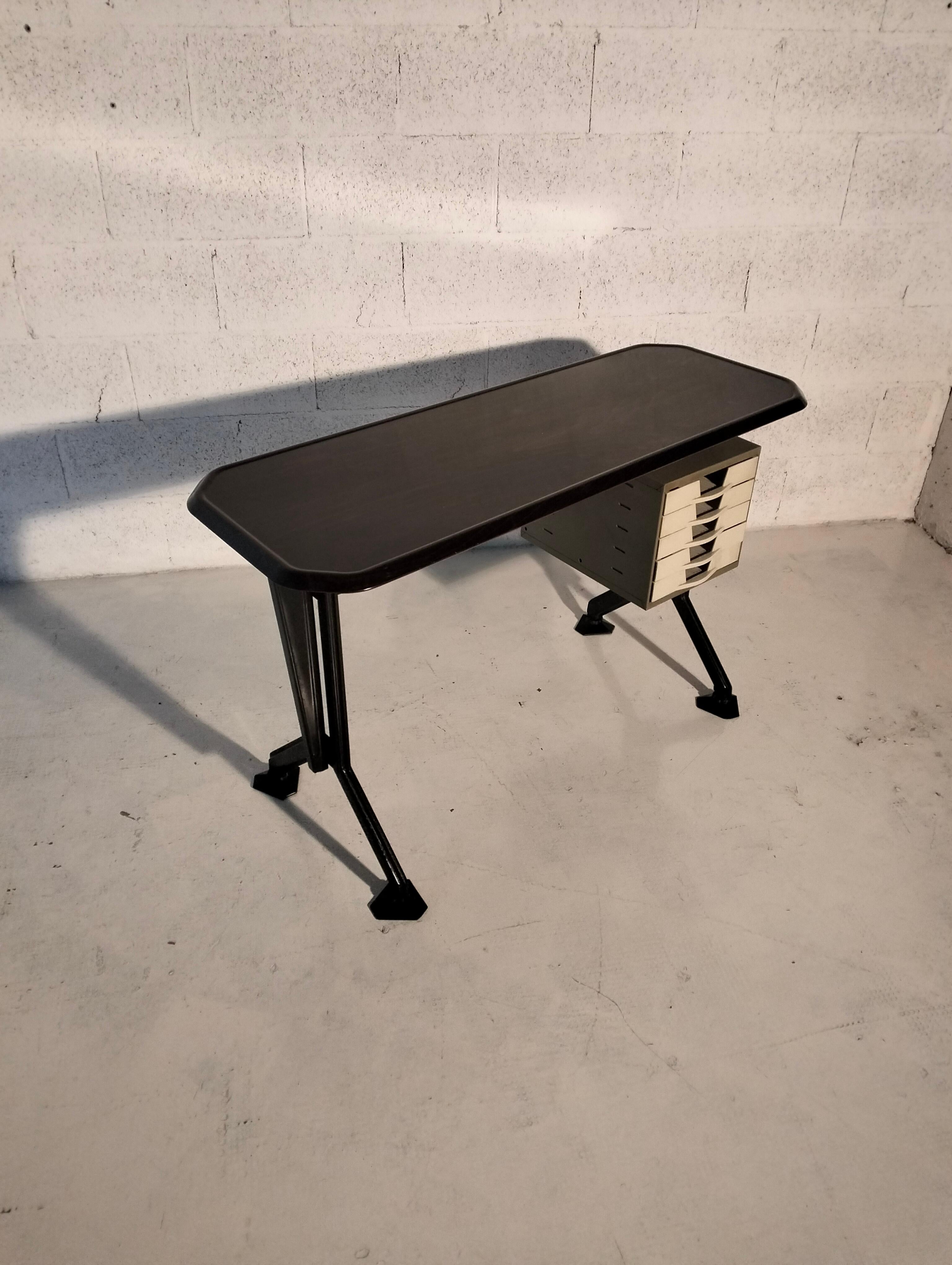 Typischer Schreibtisch aus der Arco-Serie von BBPR für Olivetti Synthesis 60er, 70er Jahre im Angebot 4