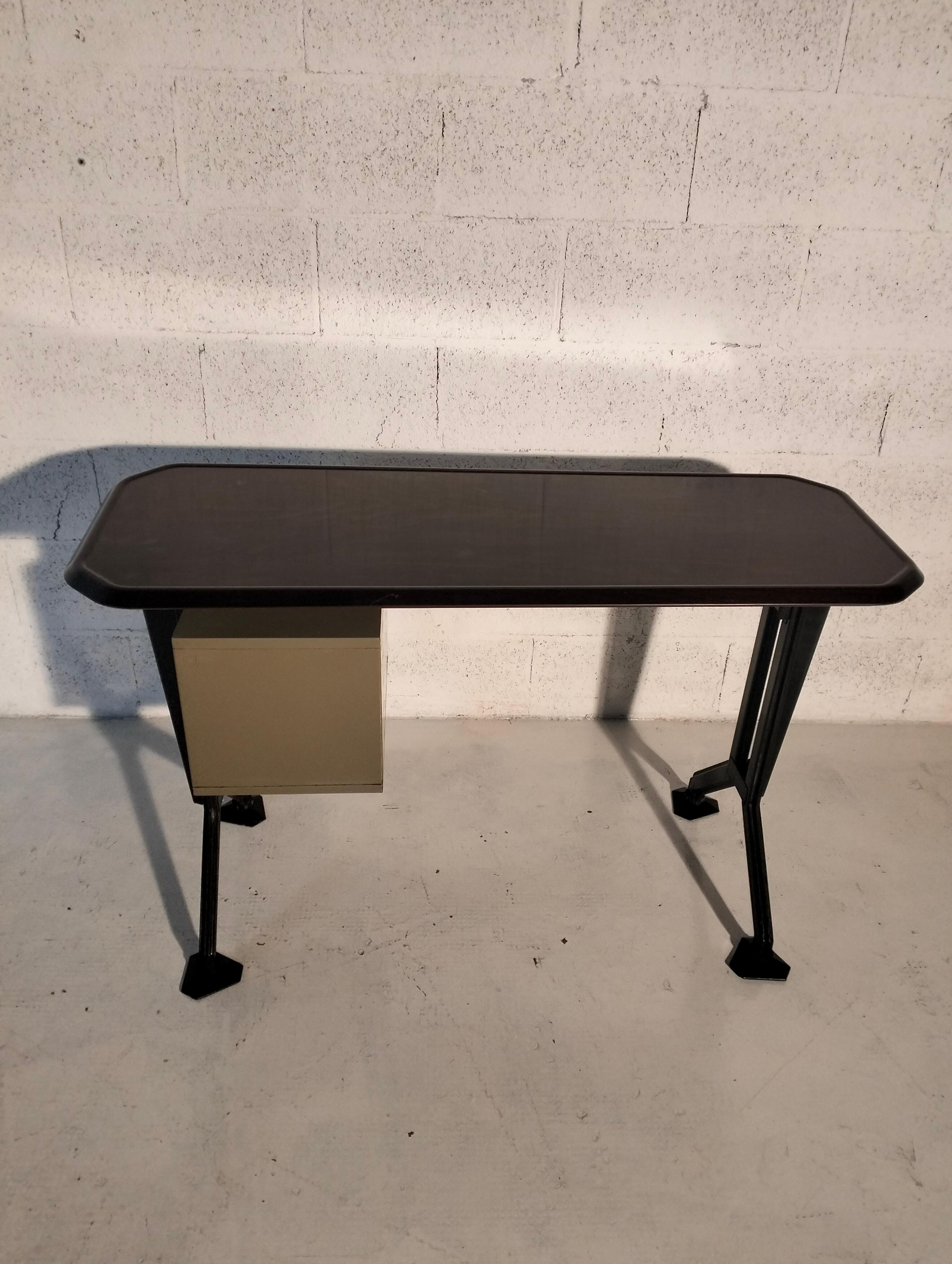 Typischer Schreibtisch aus der Arco-Serie von BBPR für Olivetti Synthesis 60er, 70er Jahre im Angebot 5
