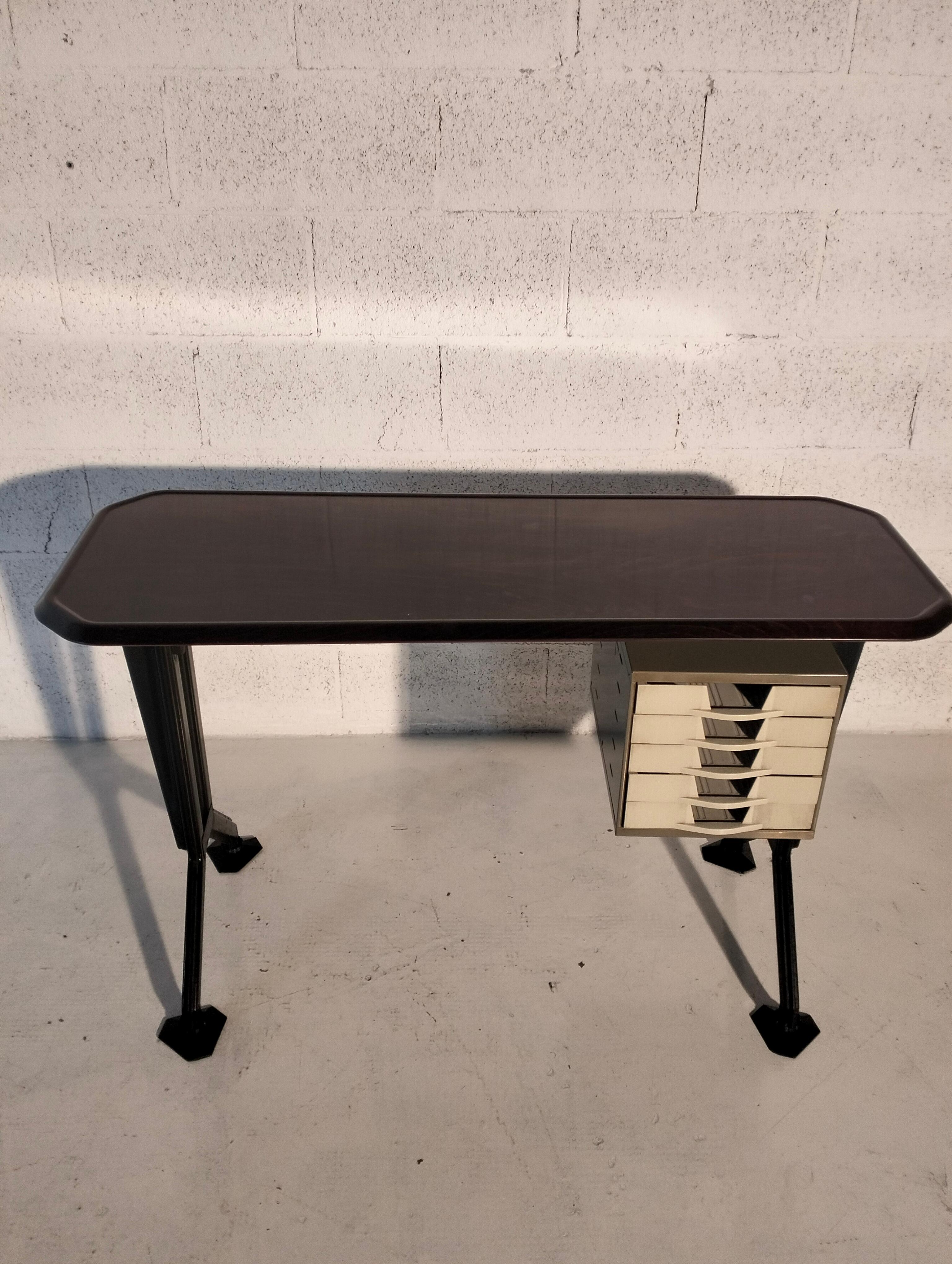 Typischer Schreibtisch aus der Arco-Serie von BBPR für Olivetti Synthesis 60er, 70er Jahre im Angebot 6