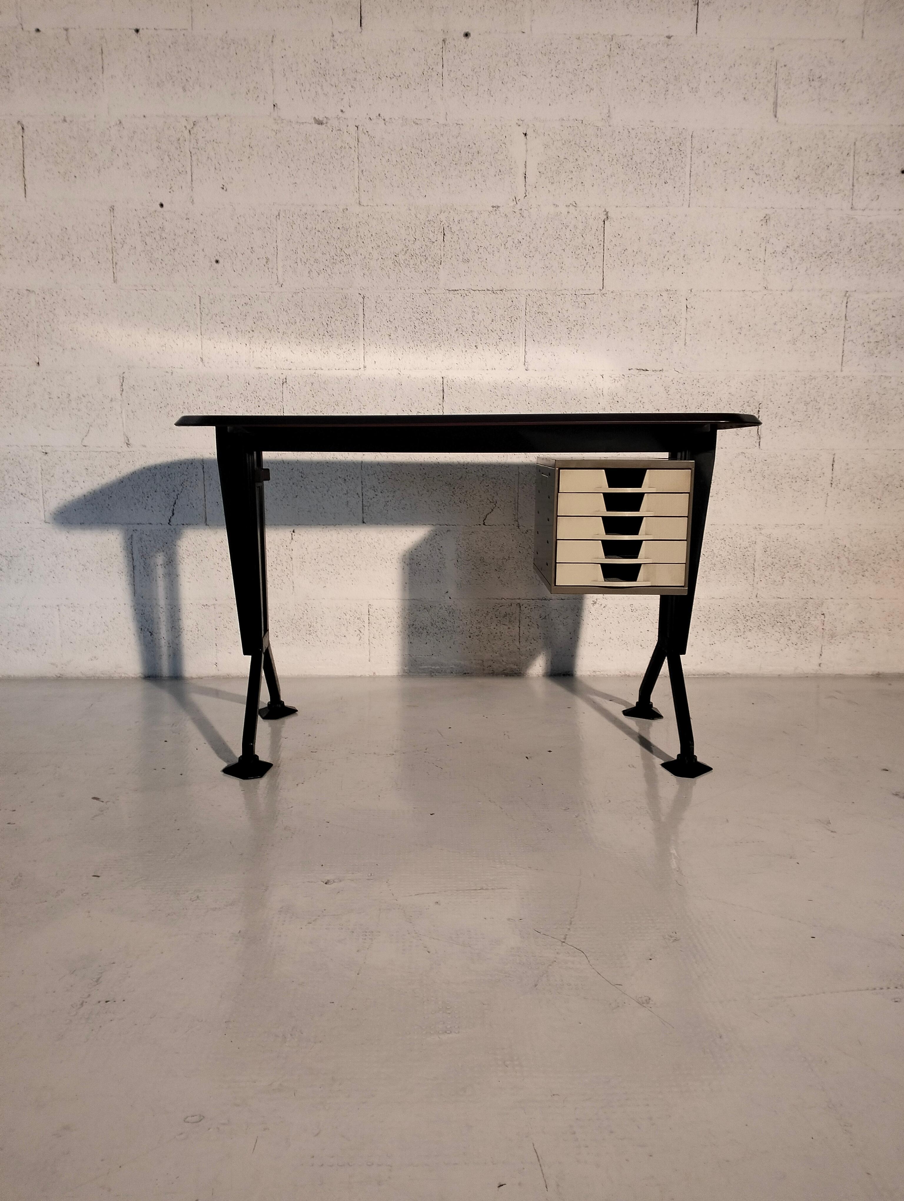 Schreibtisch, entworfen in den 1960er Jahren von Studio BBPR für Olivetti Synthesis.
Der Schreibtisch ist mit einer Kommode mit fünf Schubladen ausgestattet. Ikonische Büromöbel, die in der Geschichte des Designs einen herausragenden Platz