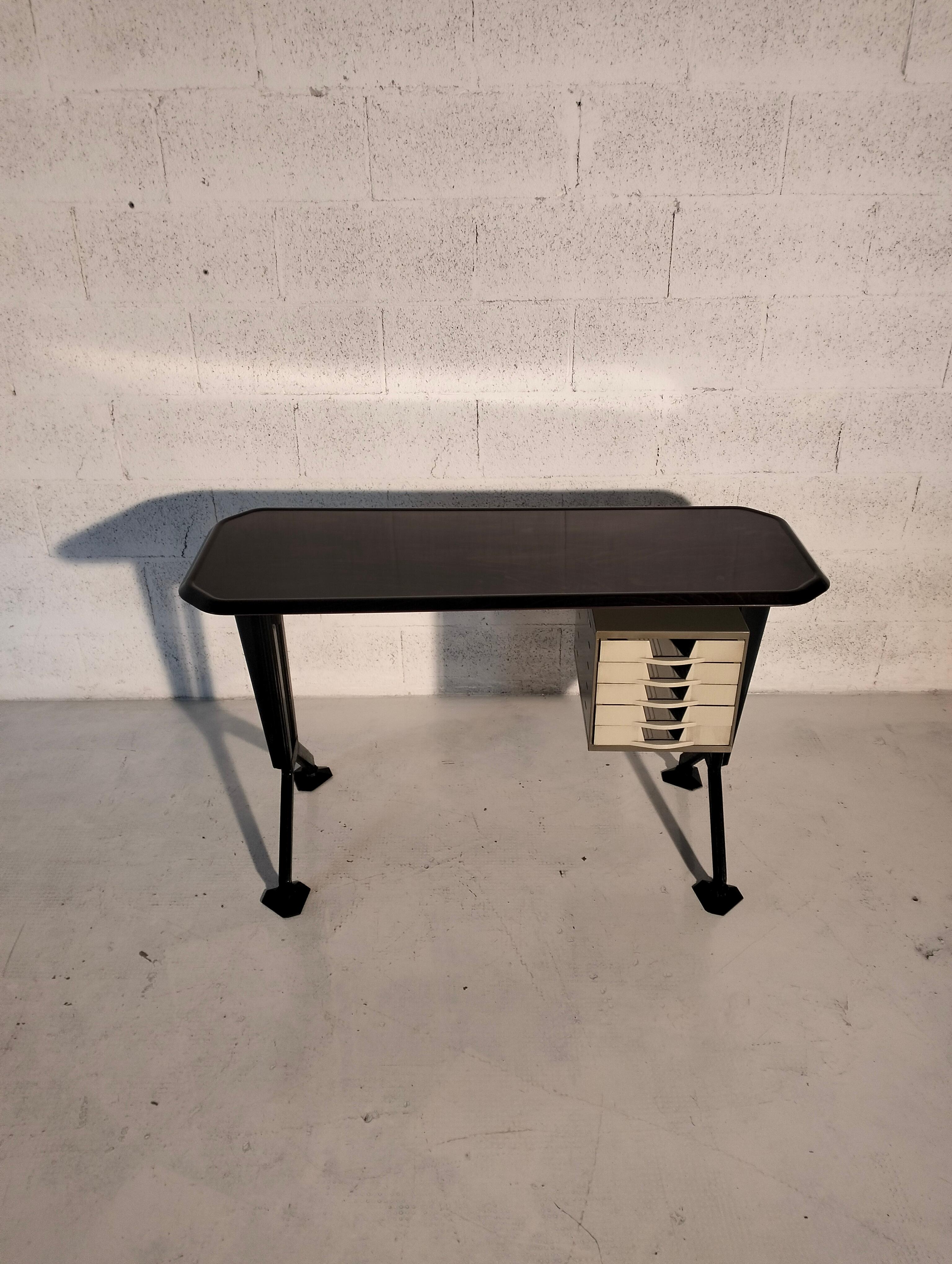 Typischer Schreibtisch aus der Arco-Serie von BBPR für Olivetti Synthesis 60er, 70er Jahre (Moderne der Mitte des Jahrhunderts) im Angebot