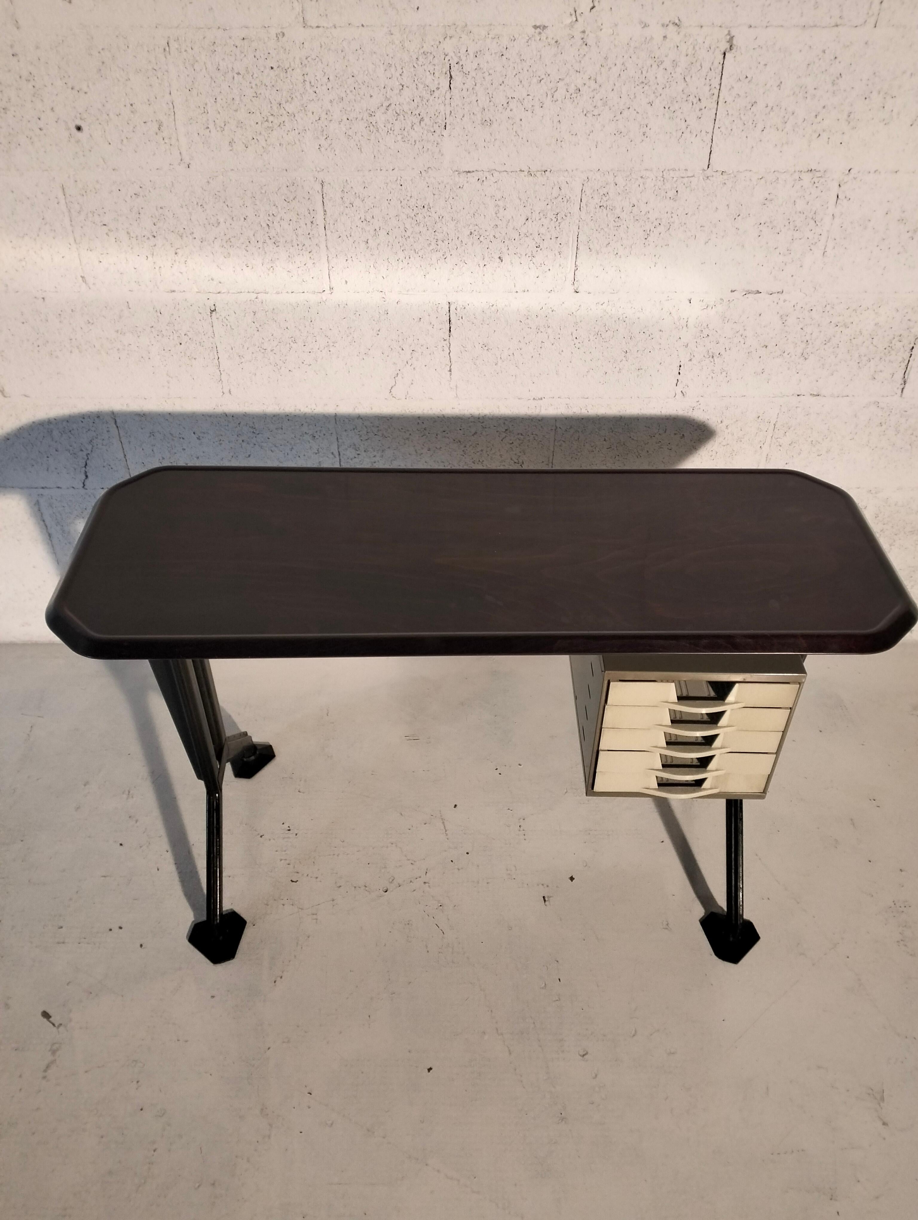 Typischer Schreibtisch aus der Arco-Serie von BBPR für Olivetti Synthesis 60er, 70er Jahre (Italienisch) im Angebot