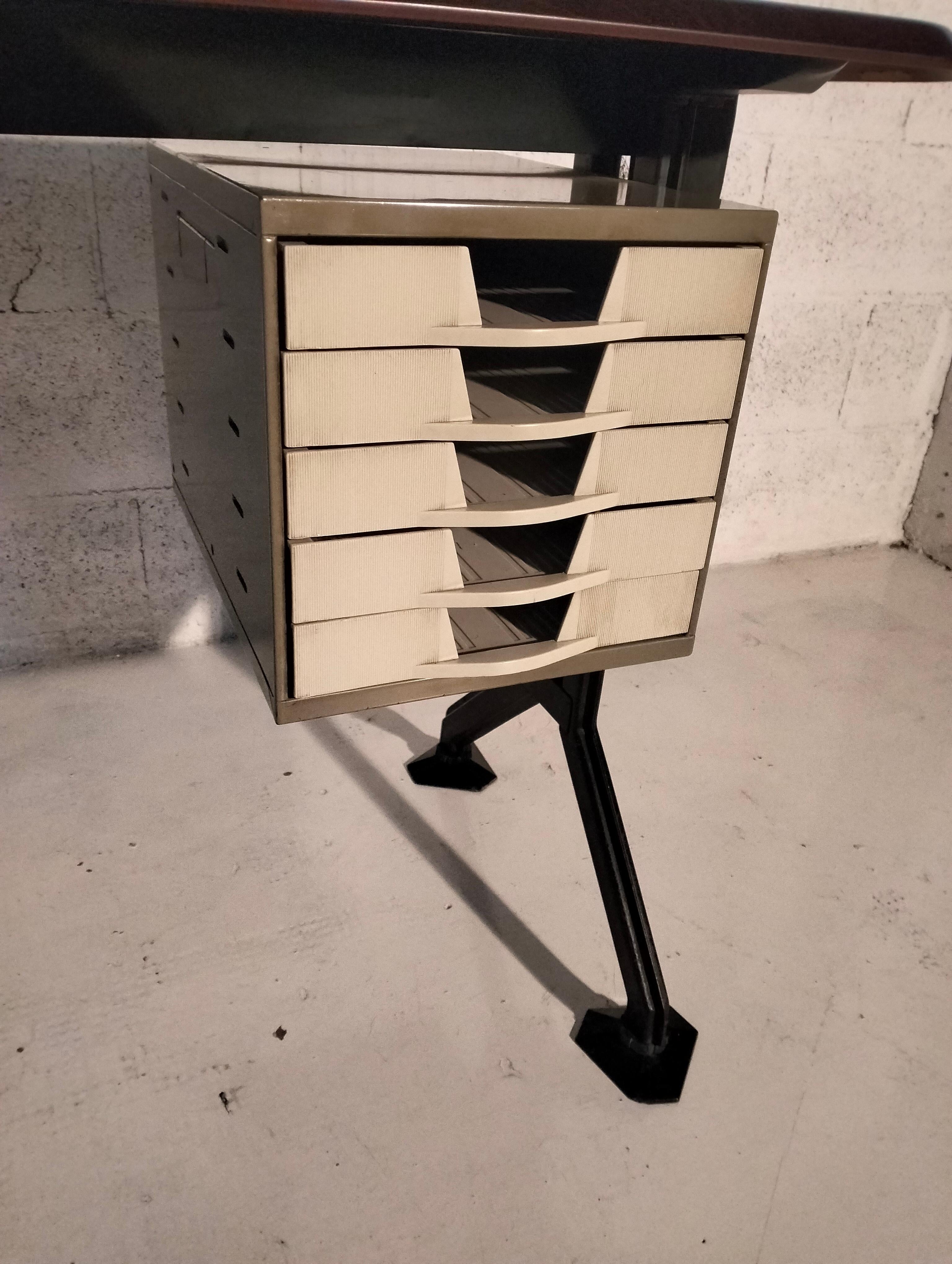 Typischer Schreibtisch aus der Arco-Serie von BBPR für Olivetti Synthesis 60er, 70er Jahre (Metall) im Angebot