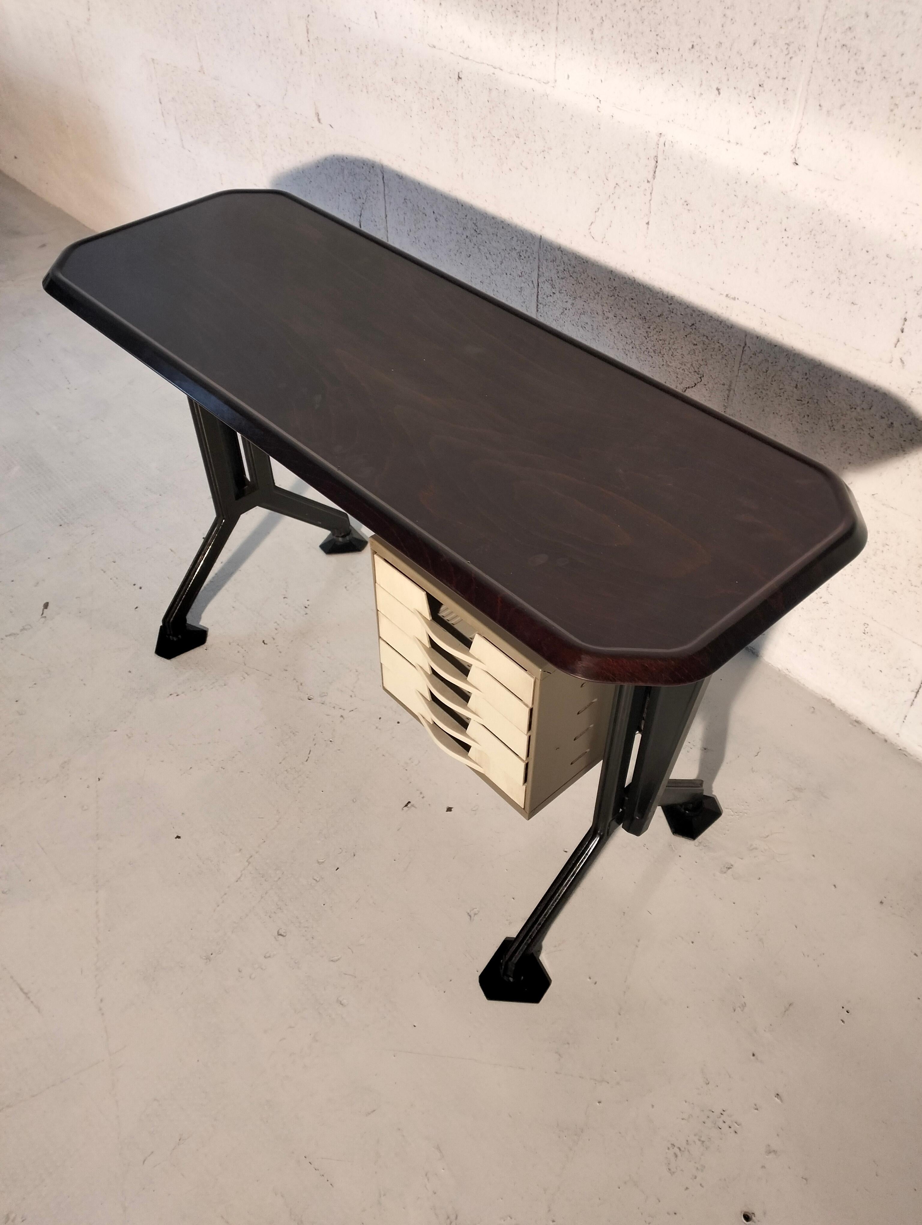 Typischer Schreibtisch aus der Arco-Serie von BBPR für Olivetti Synthesis 60er, 70er Jahre im Angebot 1