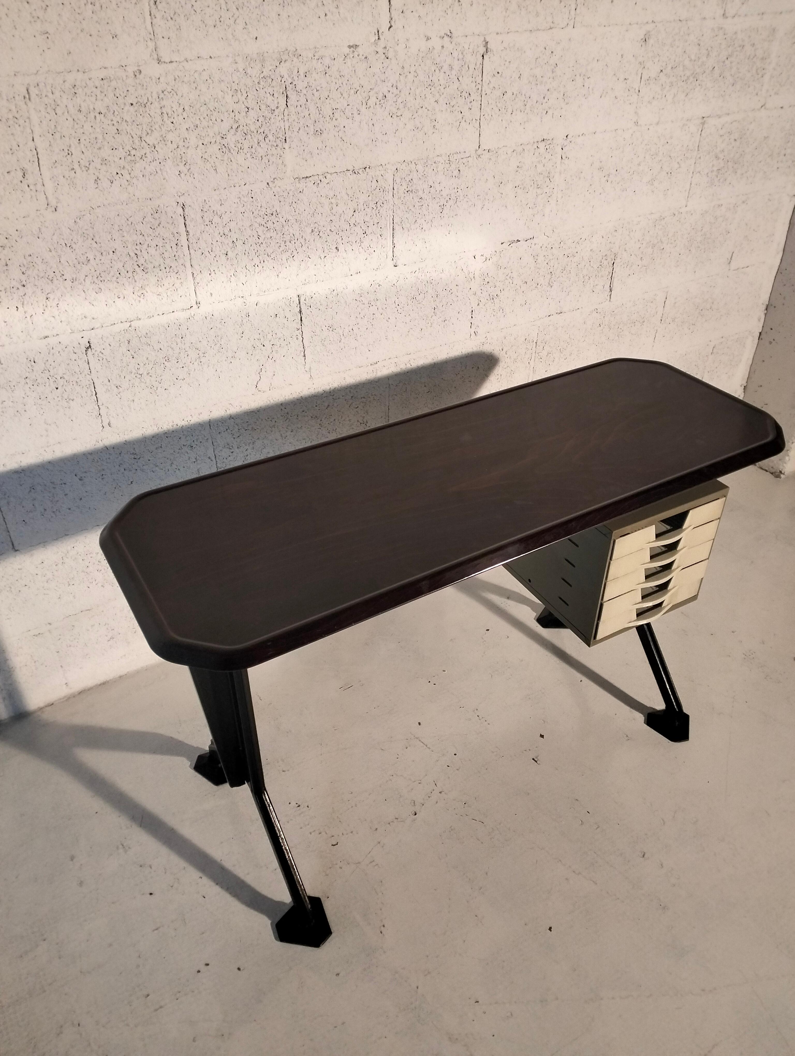 Typischer Schreibtisch aus der Arco-Serie von BBPR für Olivetti Synthesis 60er, 70er Jahre im Angebot 2