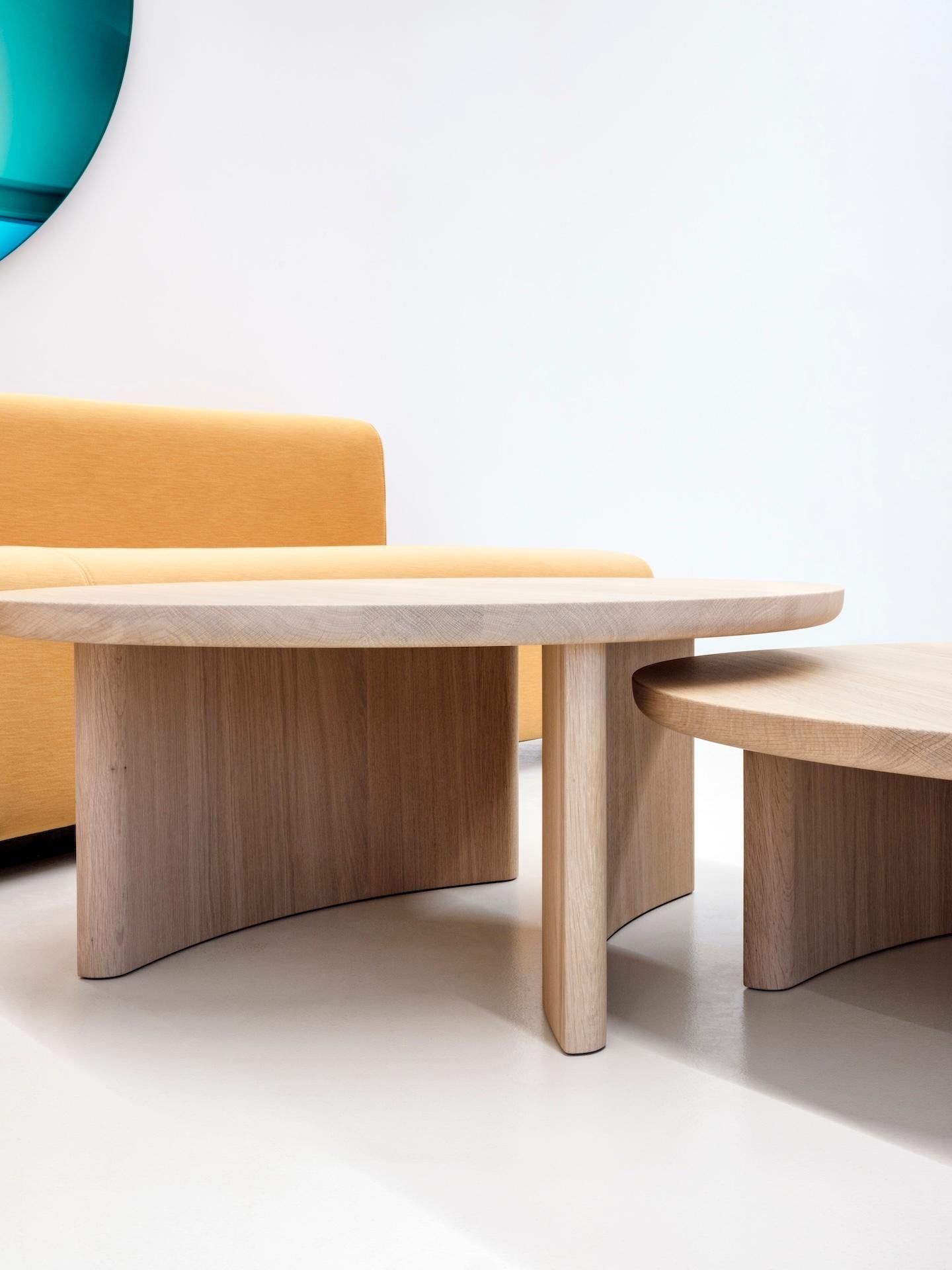 Ensemble Arco de deux tables basses en chêne Dew conçues par Sabine Marcelis en vente 2