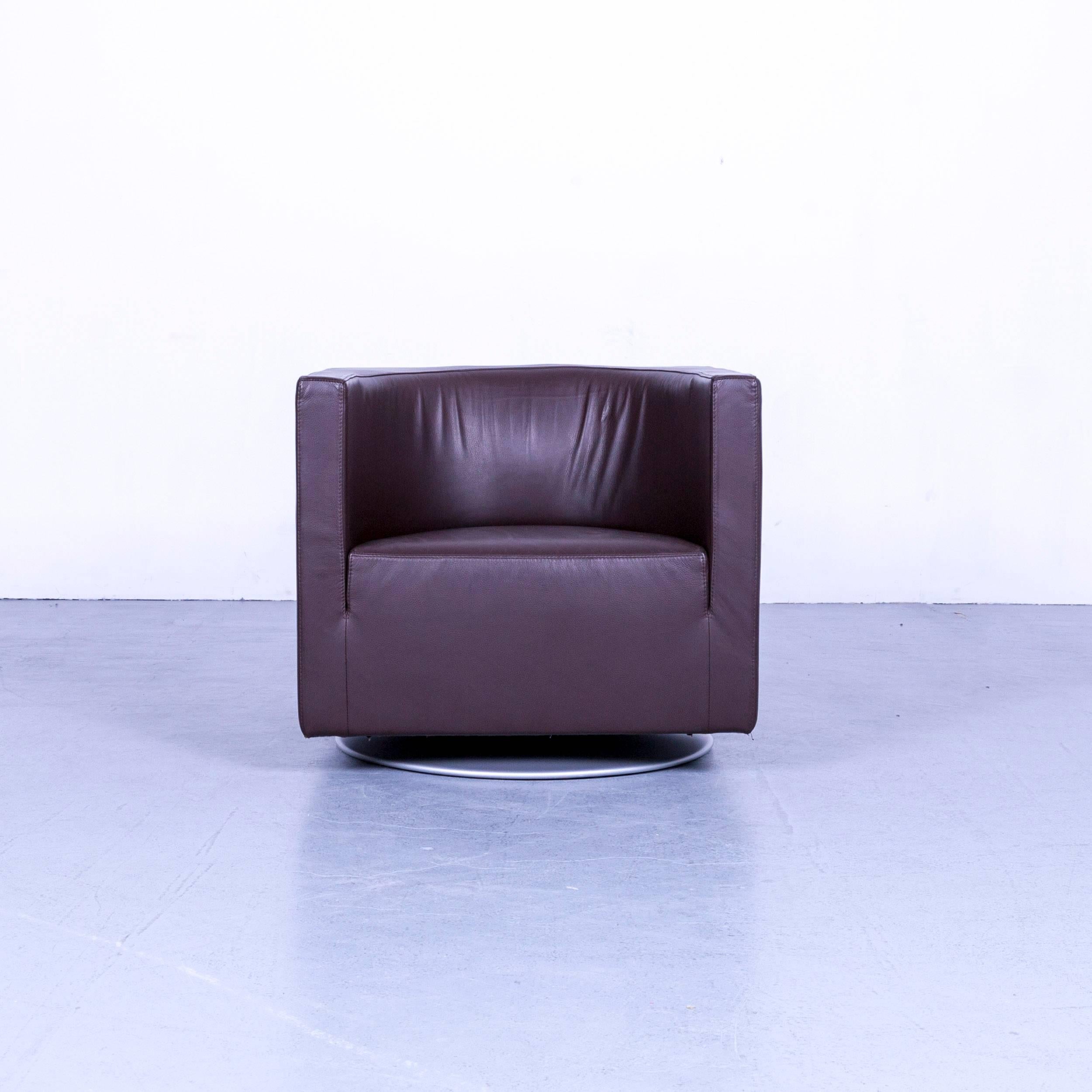 We bring to you an Arco side by side leather clubchair brown one-seat armchair.













  



  