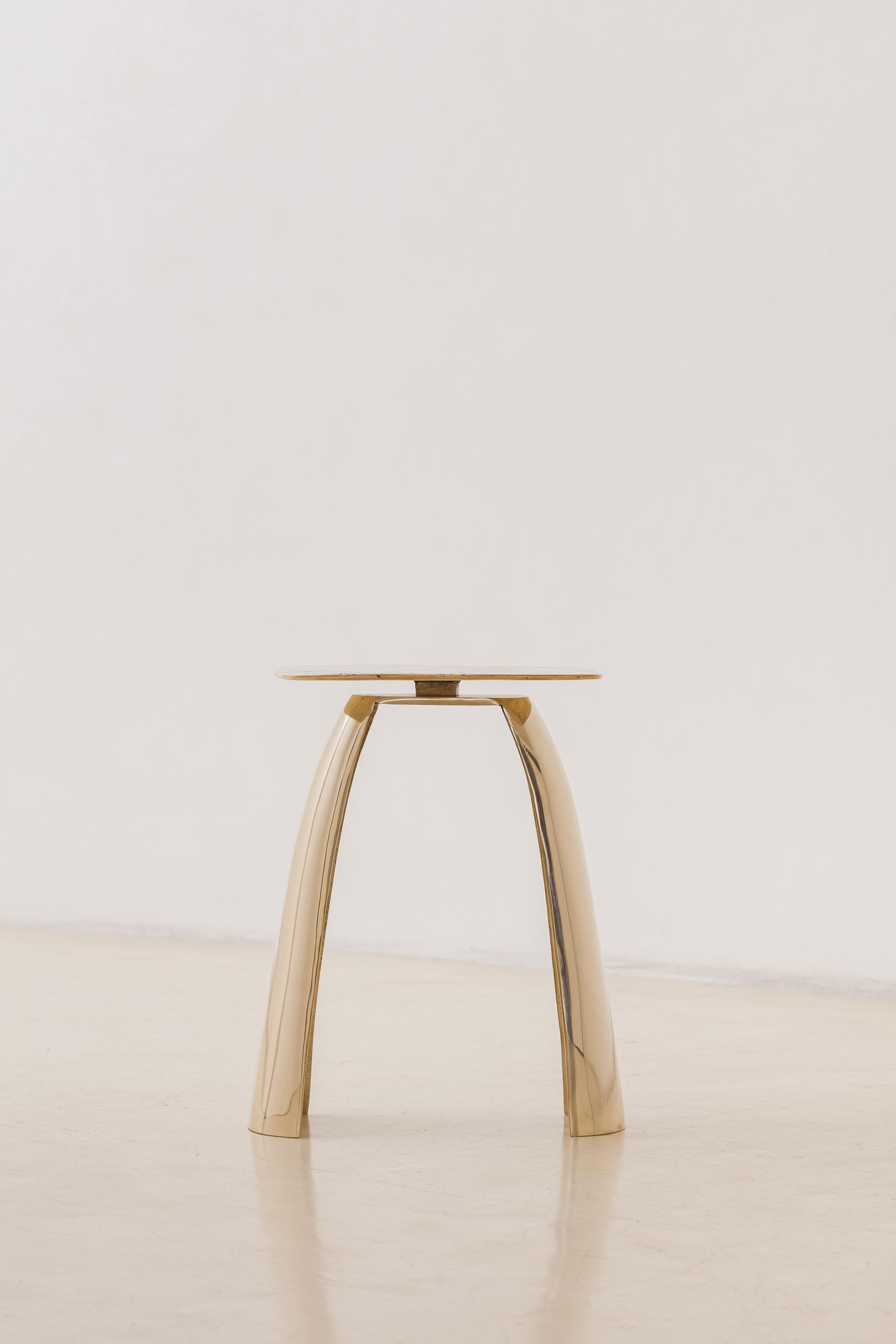 Arco-Beistelltisch von Lucas Recchia, Brazilian Contemporary, 2023 (Brasilianisch) im Angebot