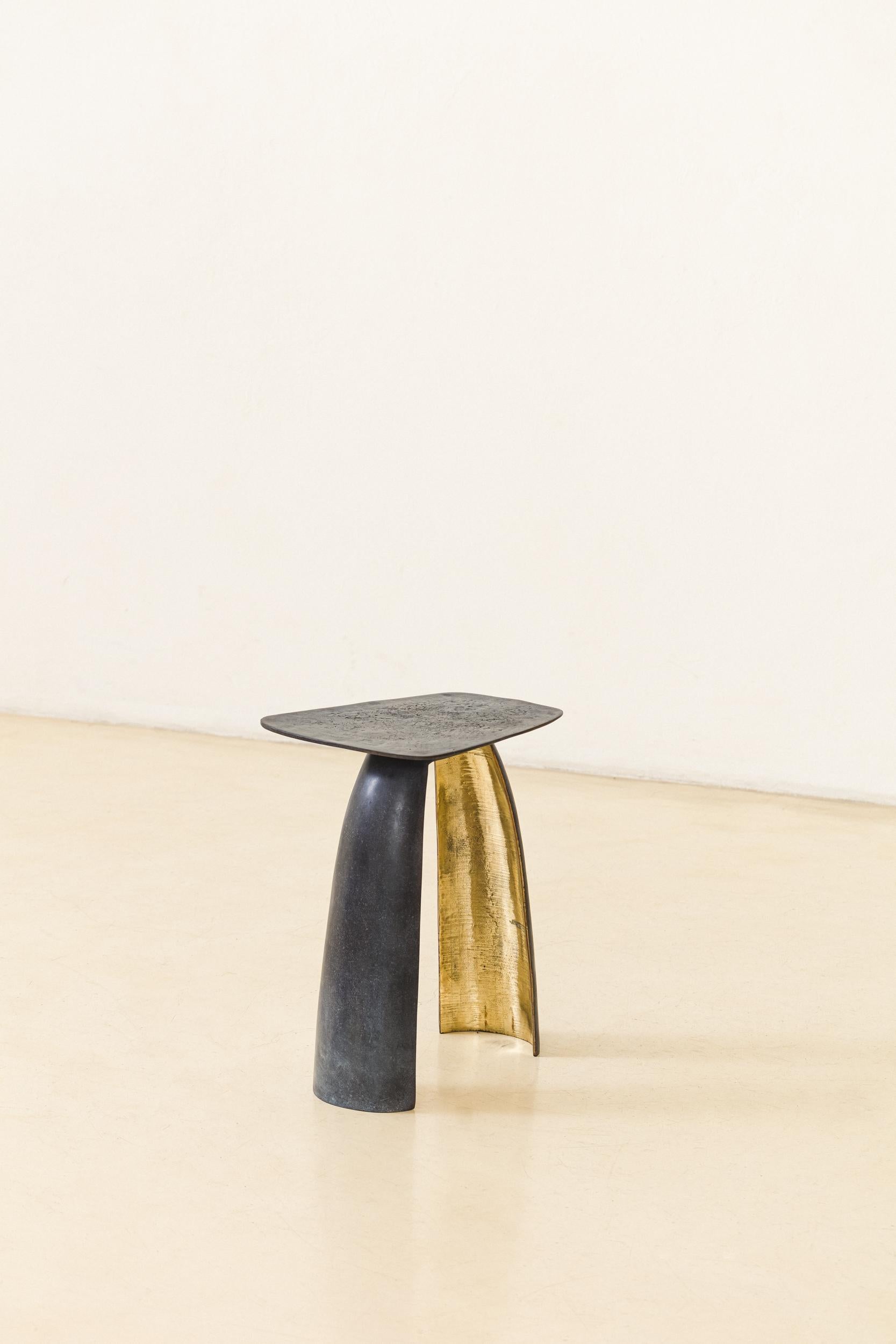 Arco-Beistelltisch von Lucas Recchia, Brazilian Contemporary, 2023 (Brasilianisch) im Angebot