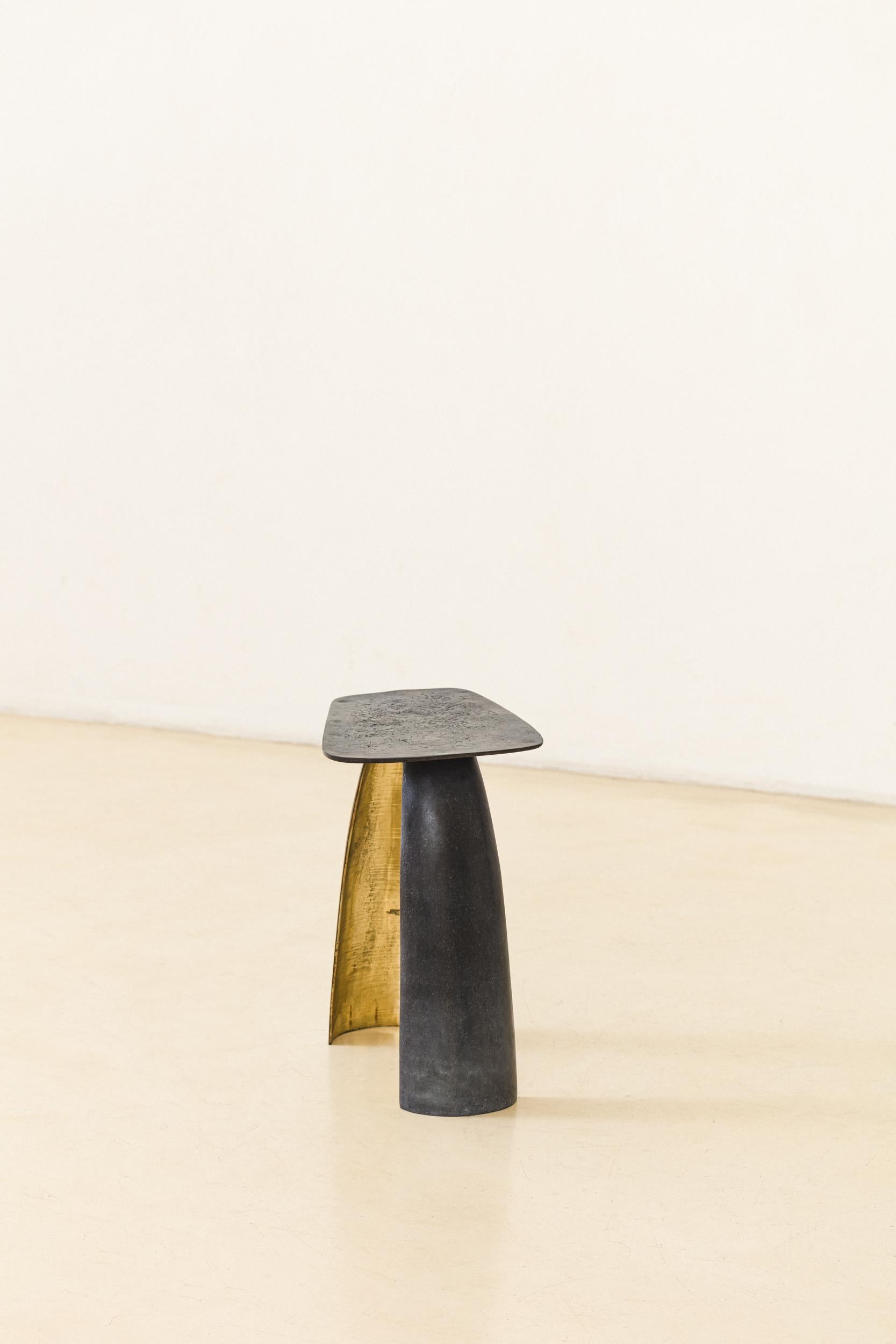 Arco-Beistelltisch von Lucas Recchia, Brazilian Contemporary, 2023 (Gegossen) im Angebot