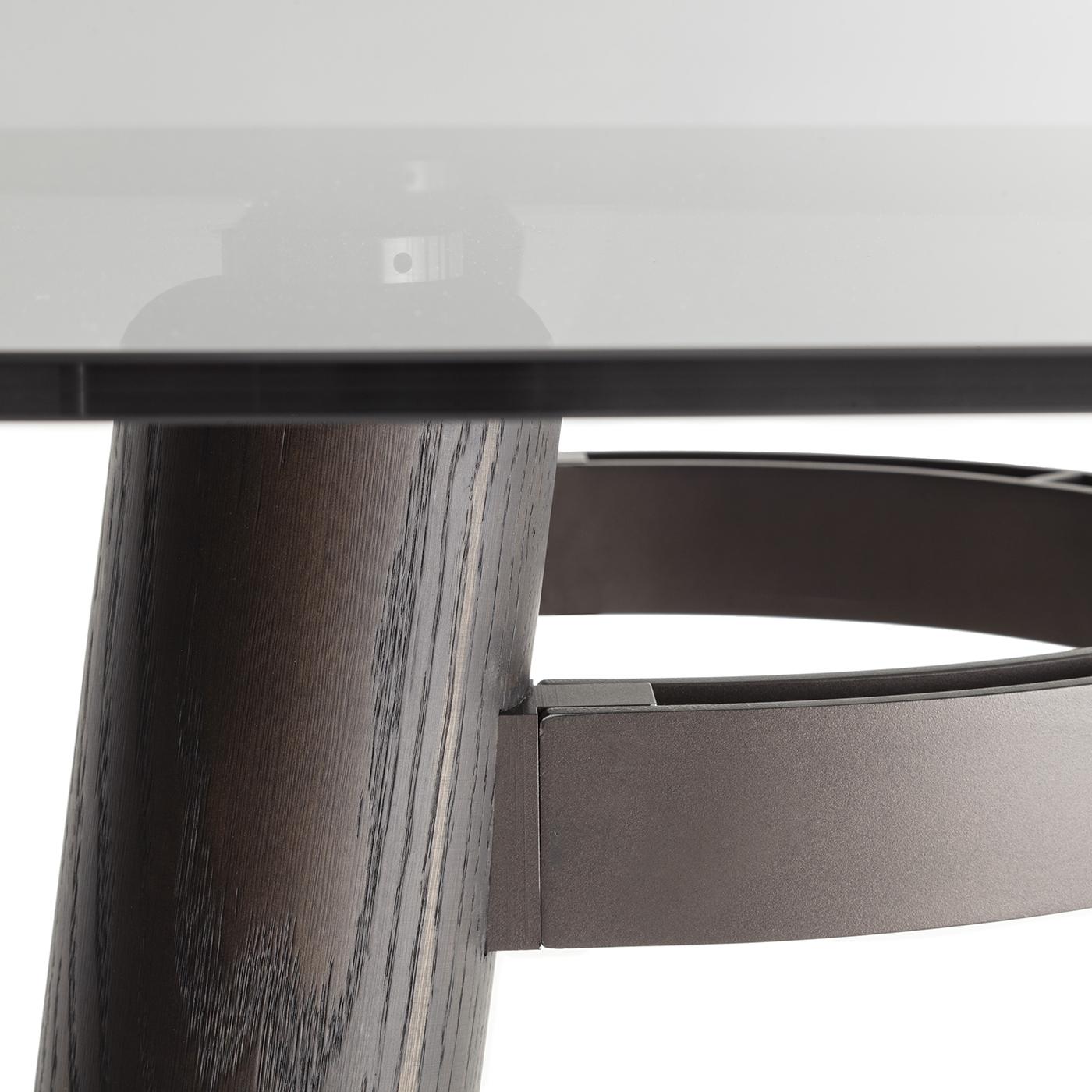 Turned legs in solid oak offered in a deep Laguna finish immediately channel the bold charm of this modern-style table. Ideally complementing exclusive dining rooms, its convivial spirit seems confirmed by the rounded shape of its elongated