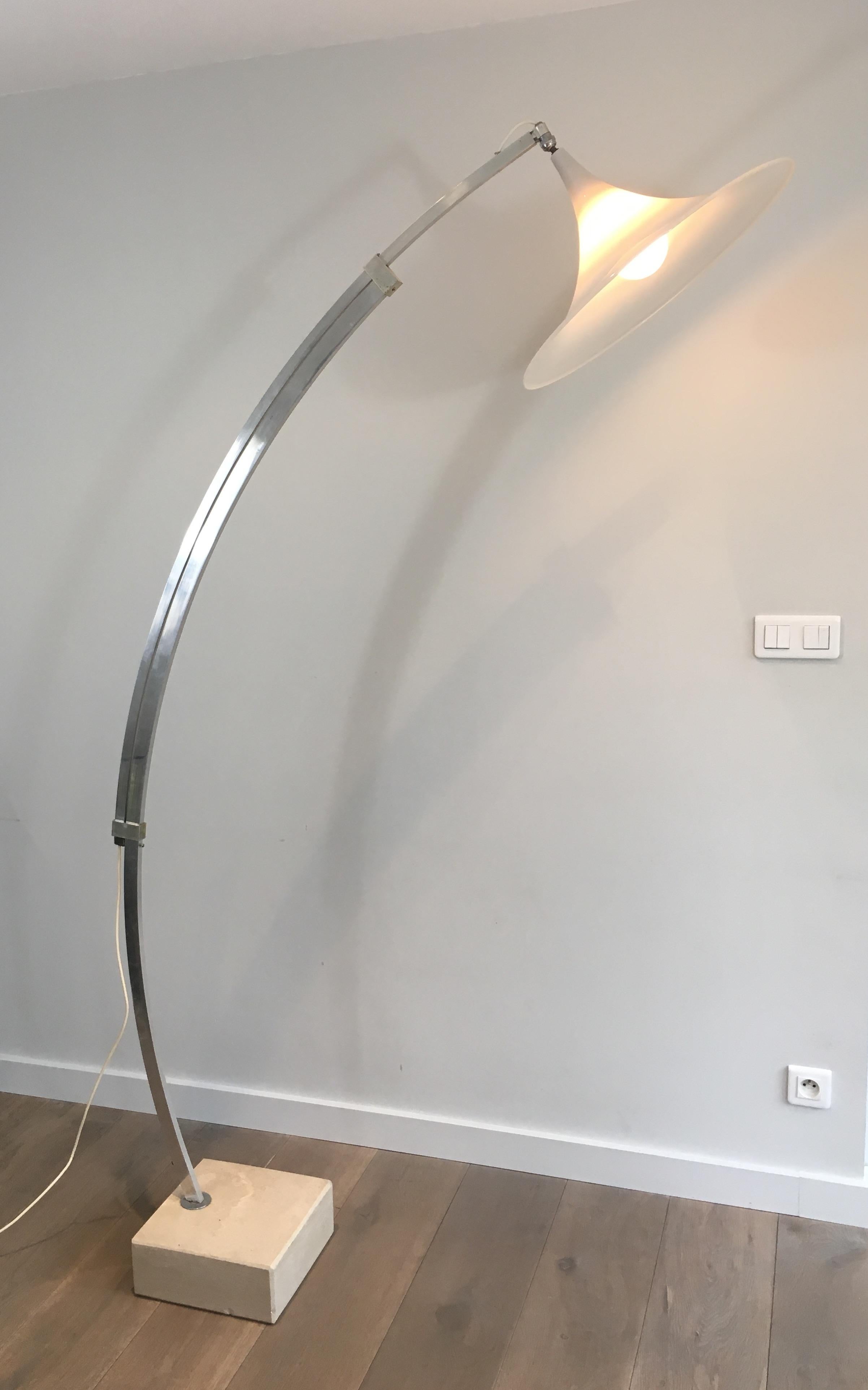 Stehlampe im Arco-Stil aus gebürstetem Aluminium, konisch-weiß (Gebürstet) im Angebot