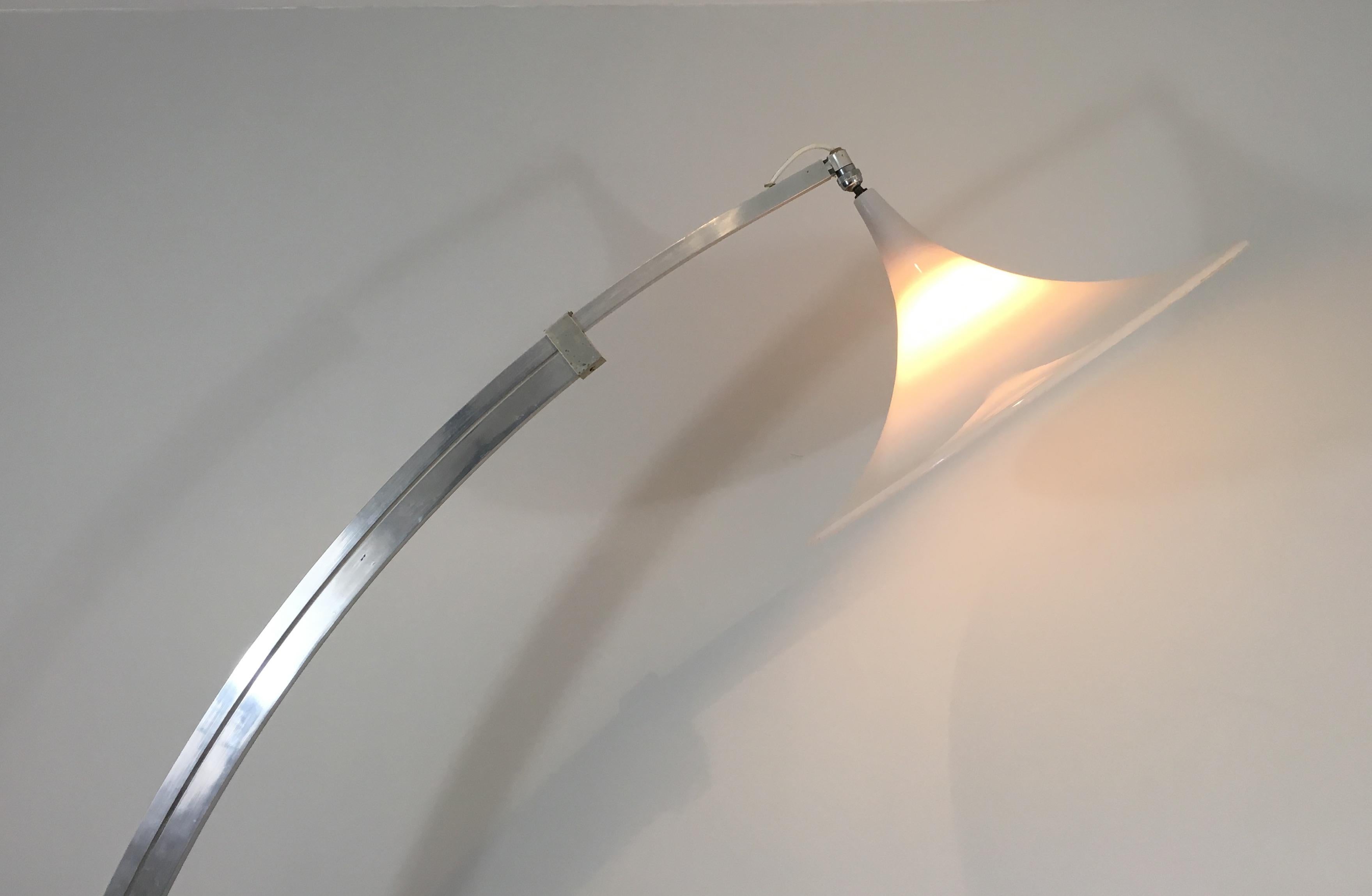 Stehlampe im Arco-Stil aus gebürstetem Aluminium, konisch-weiß (Kunststoff) im Angebot