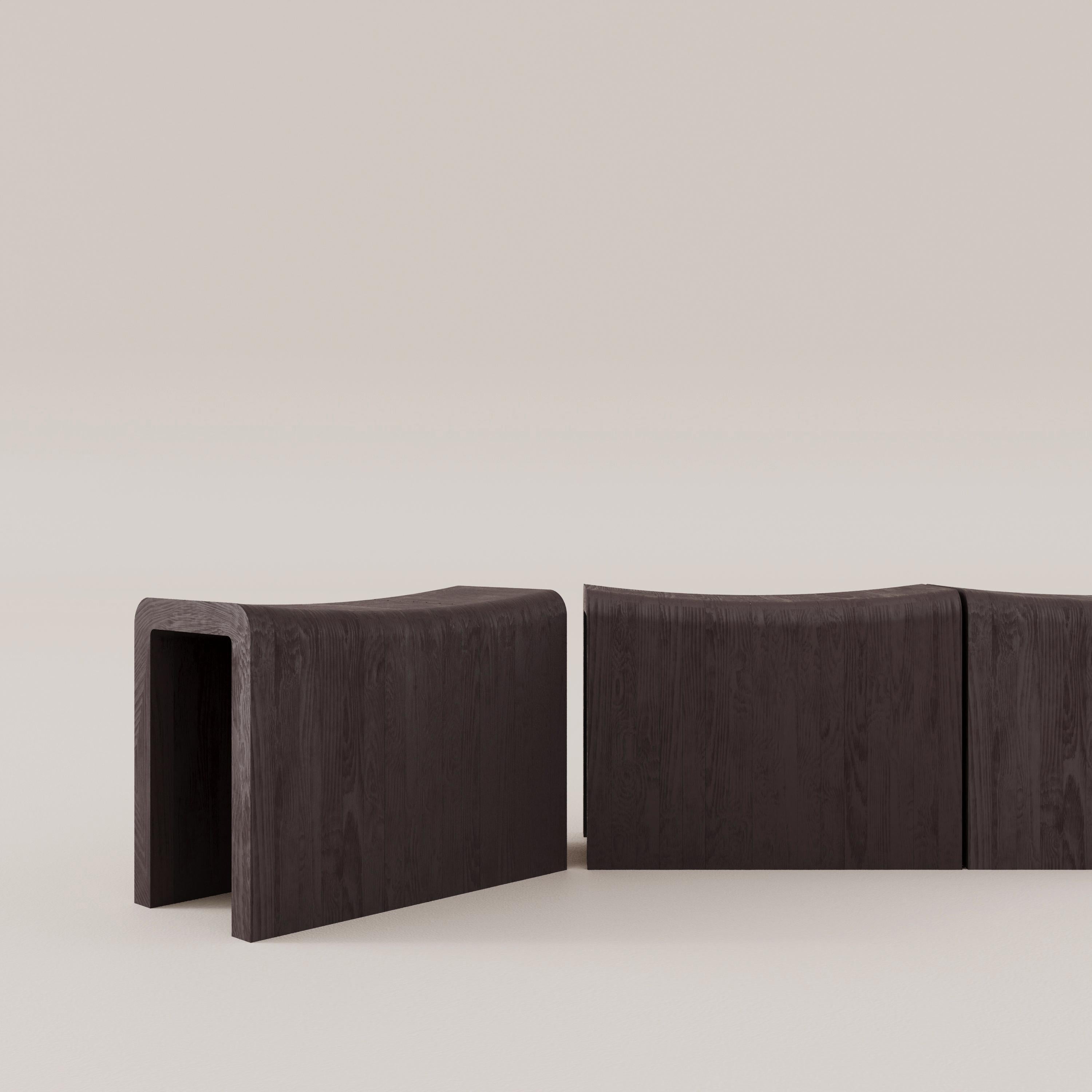 Tabouret en bois Arco par Francesco Zonca
Série numérotée et signée
Dimensions : D 30 x L 60 x H 45 cm
MATERIAL : Bois, patine.

Un arc qui relie les pensées aux mots.
Un tabouret pour s'asseoir et réfléchir.

