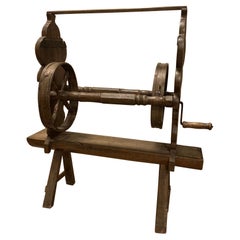 Arcolaio antico in legno con manovella, attrezzo da lavoro, italia