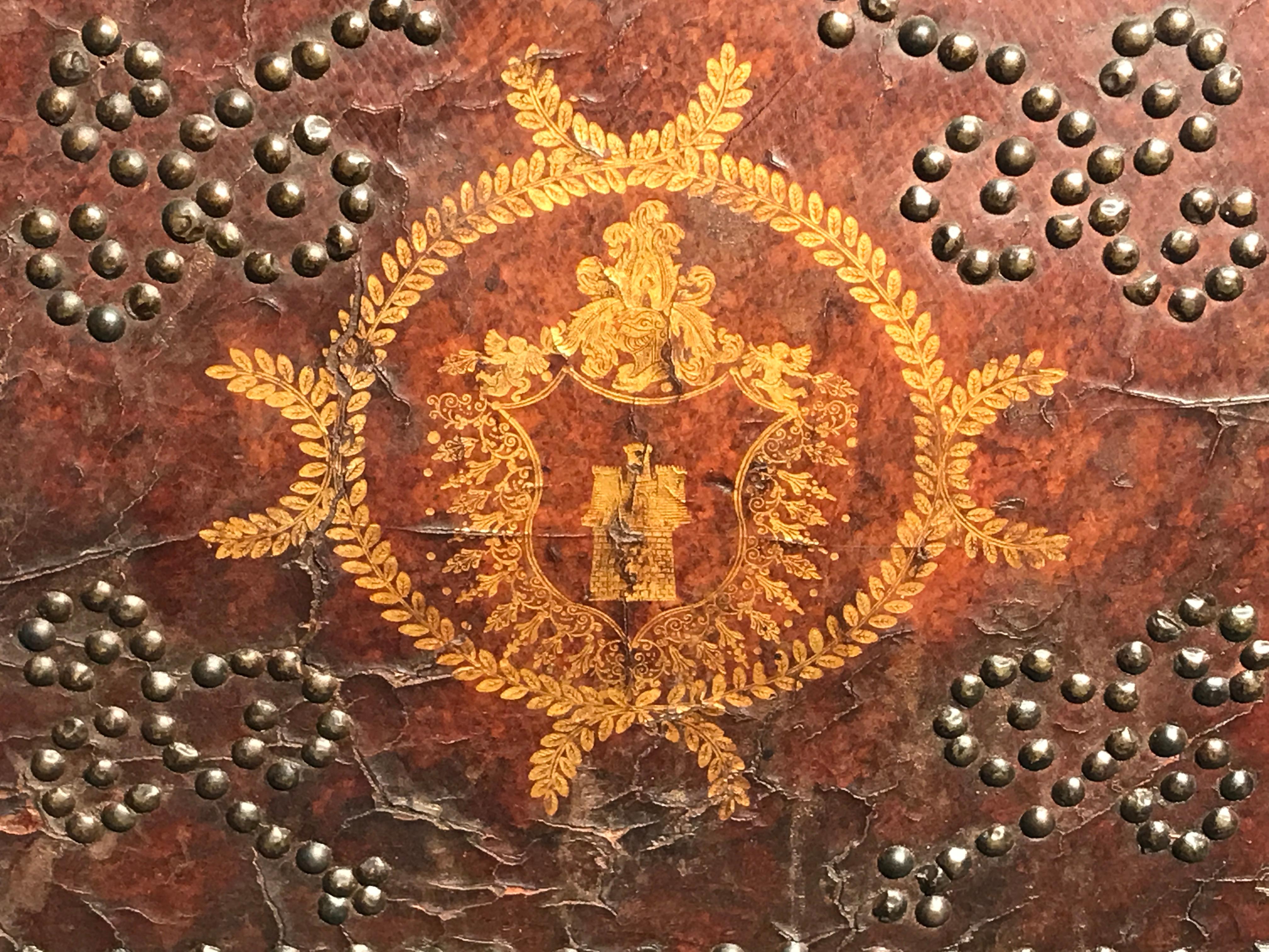 Arcon Truhe Coffer Leder Wappen spanischen Barock vergoldet Messing Beschlagwerk gewölbt (Spanisch) im Angebot