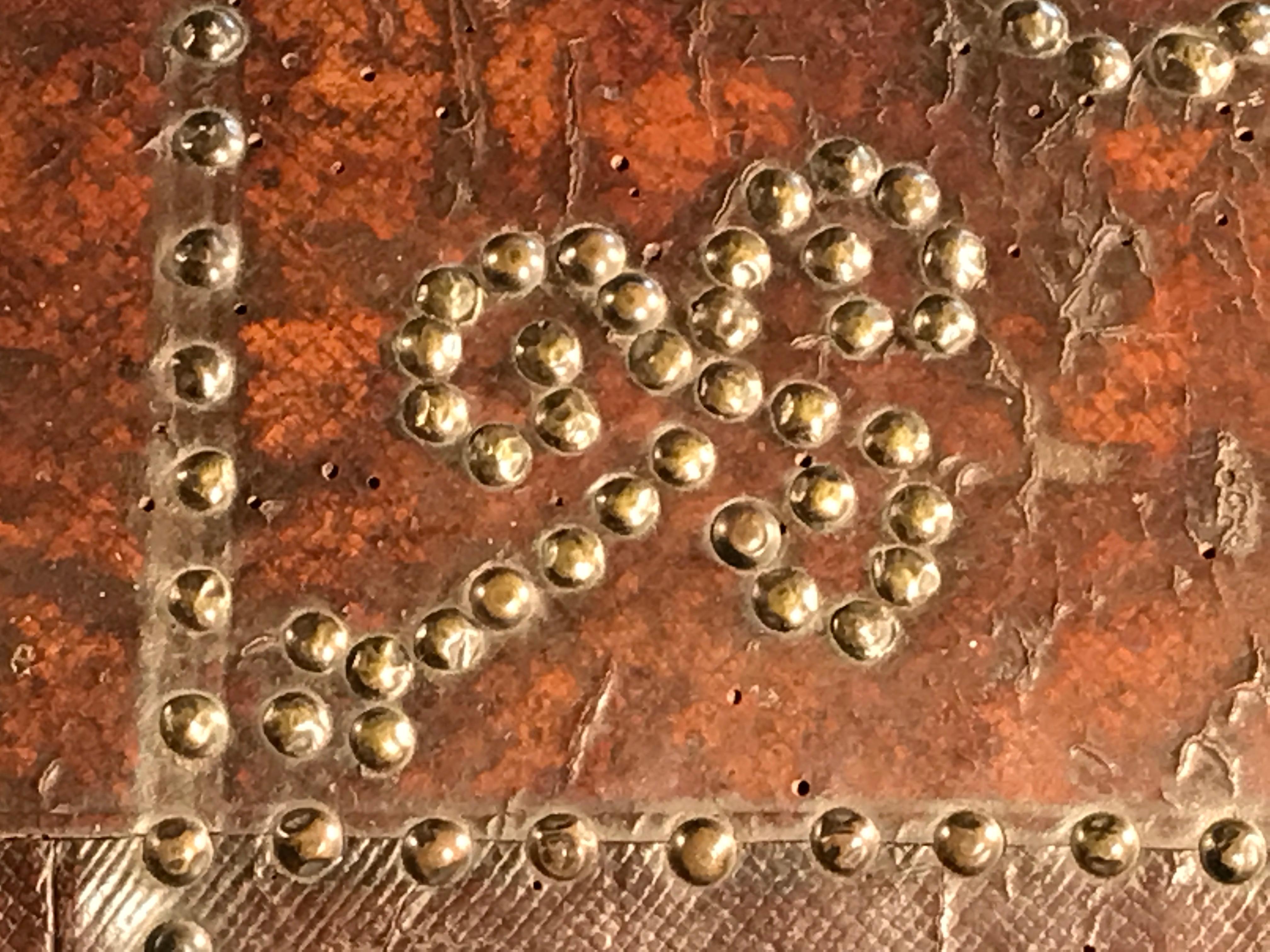 Arcon Truhe Coffer Leder Wappen spanischen Barock vergoldet Messing Beschlagwerk gewölbt im Zustand „Gut“ im Angebot in BUNGAY, SUFFOLK