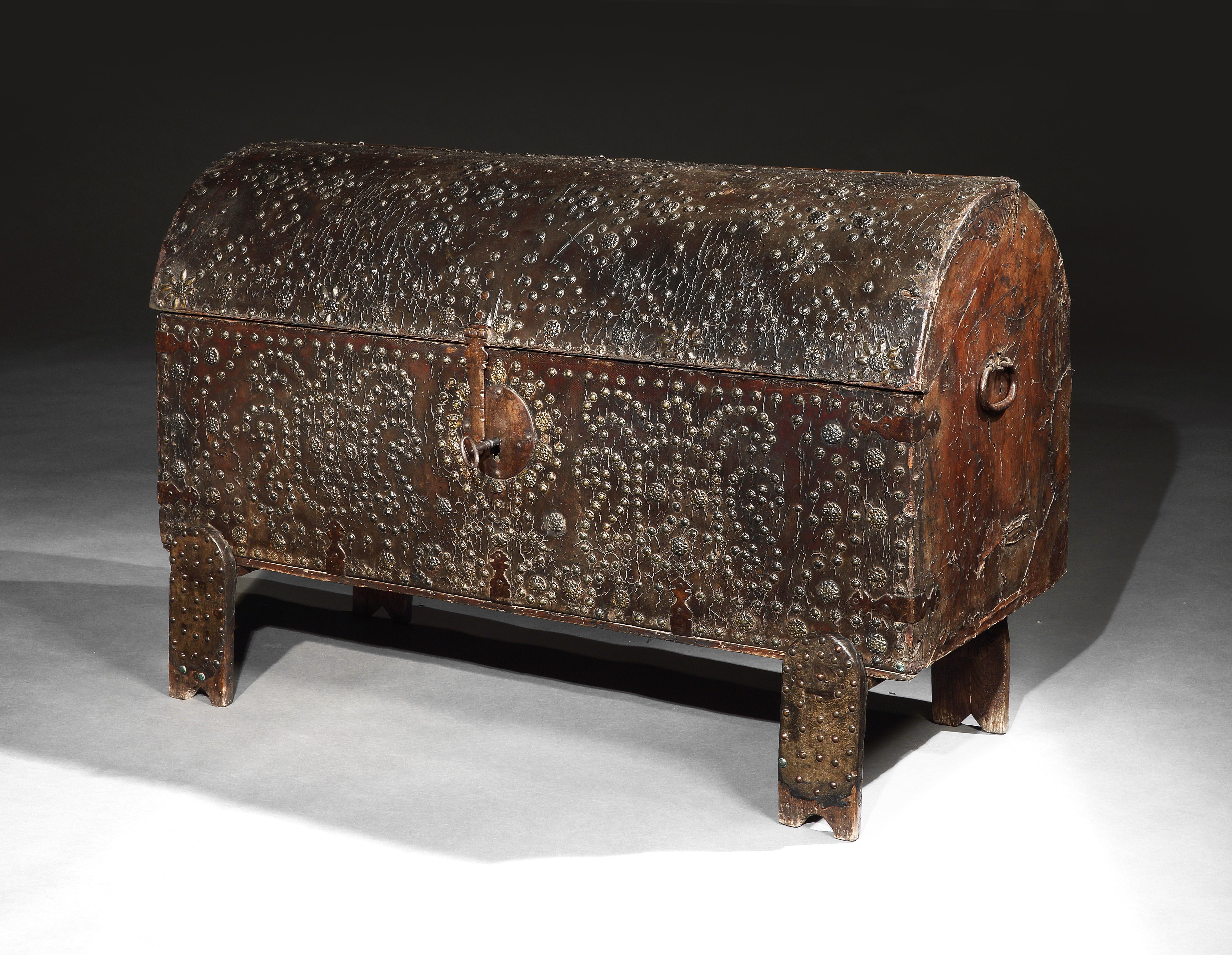 Exceptional, early 17th century, Spanish, leather, ‘Arcon’ or domed travelling coffer ornamented with brass studwork

Surviving utalitarian pieces such as travelling coffers from this period and in this condition are rare. The ornamentation uses