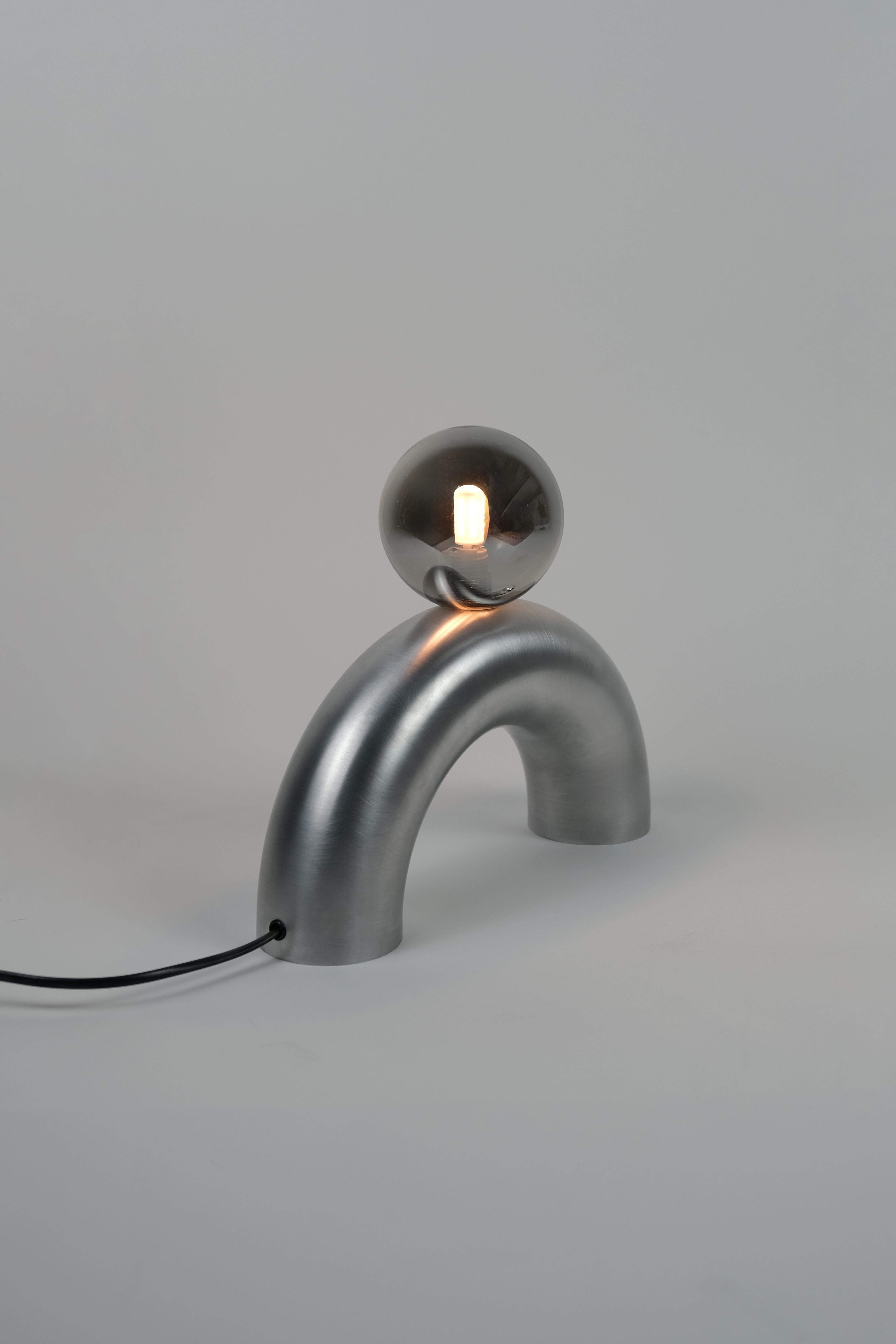 Postmoderne Lampe à poser Arcora par Heako Studio en vente