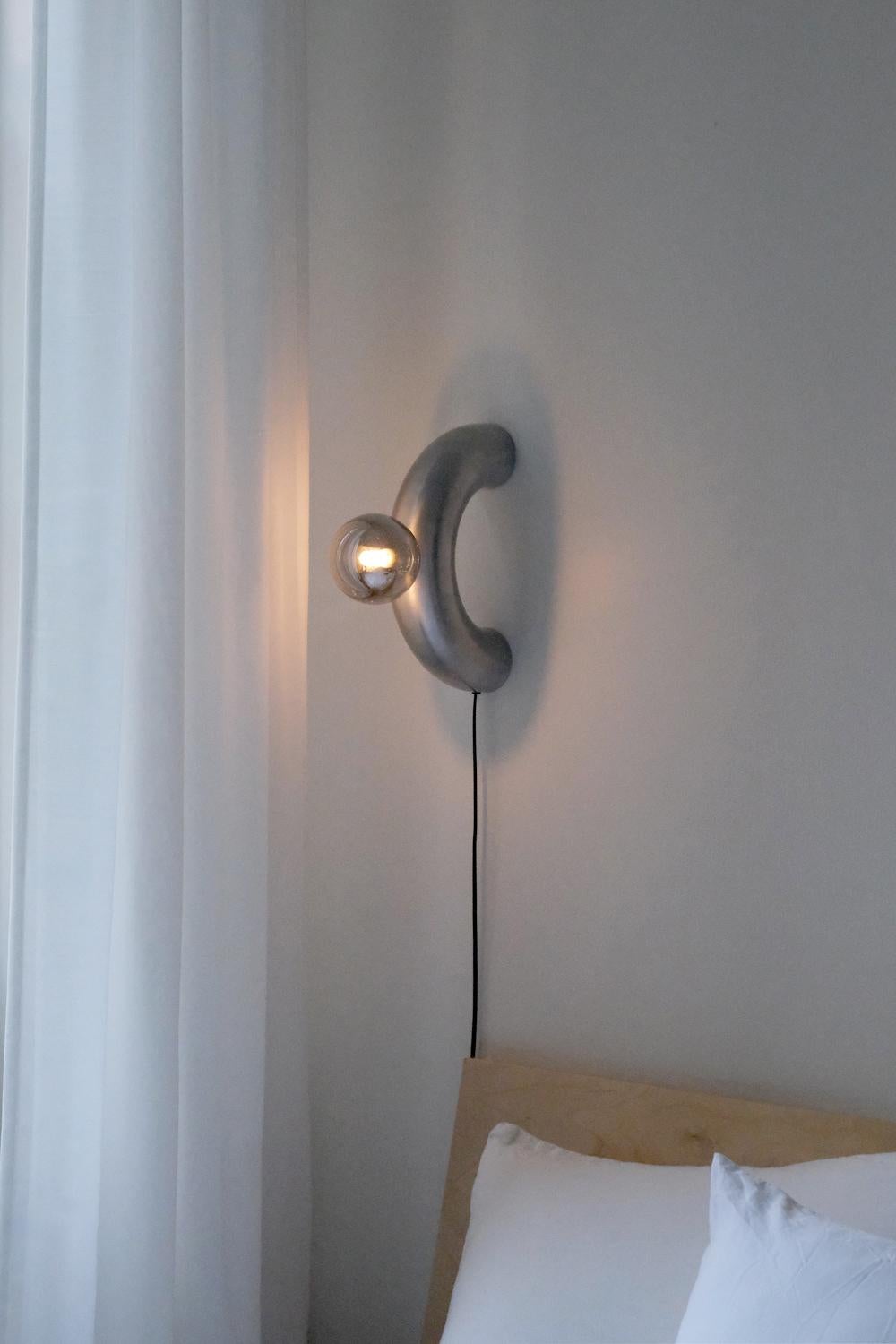 Aluminium Lampe à poser Arcora par Heako Studio en vente