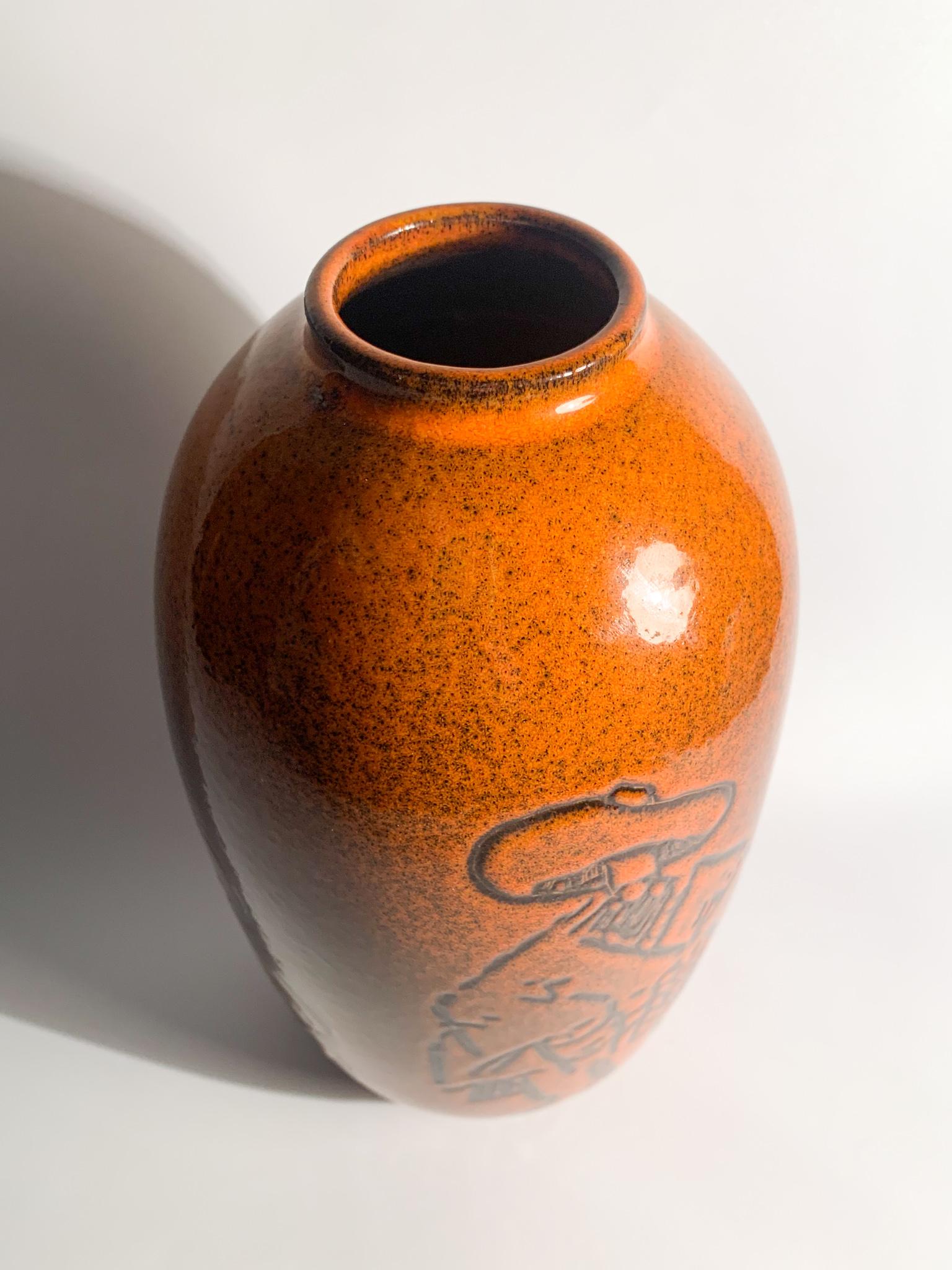 Arcore Ceramic Orange Vase with 1950s Decorative Detail In Good Condition For Sale In Milano, MI