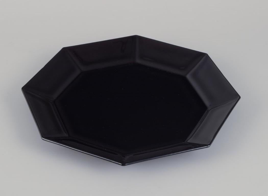 Arcoroc, France.
Ensemble de six assiettes octogonales en verre noir.
Années 1970/1980.
Marqué.
Parfait état.
Dimensions de l'objet : Diamètre 25,0 cm.