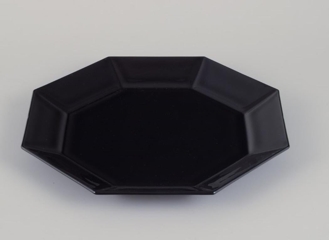 Français Arcoroc, France. Un ensemble de six assiettes octogonales en verre noir. en vente
