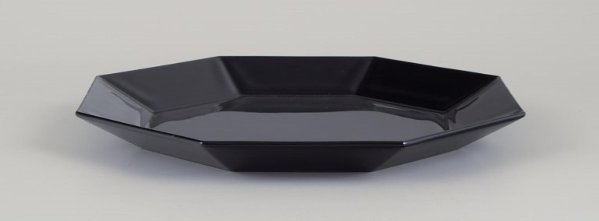 Arcoroc, France. Un ensemble de six assiettes octogonales en verre noir. Excellent état - En vente à Copenhagen, DK
