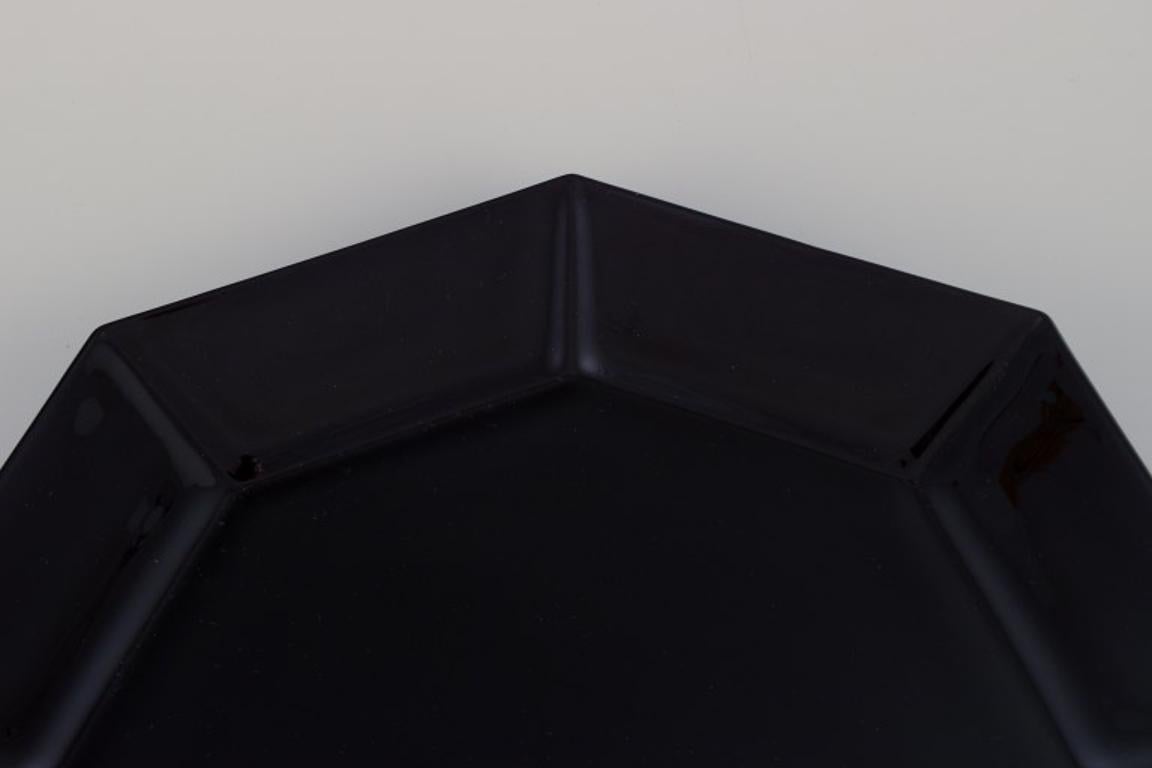 Fin du 20e siècle Arcoroc, France. Un ensemble de six assiettes octogonales en verre noir. en vente