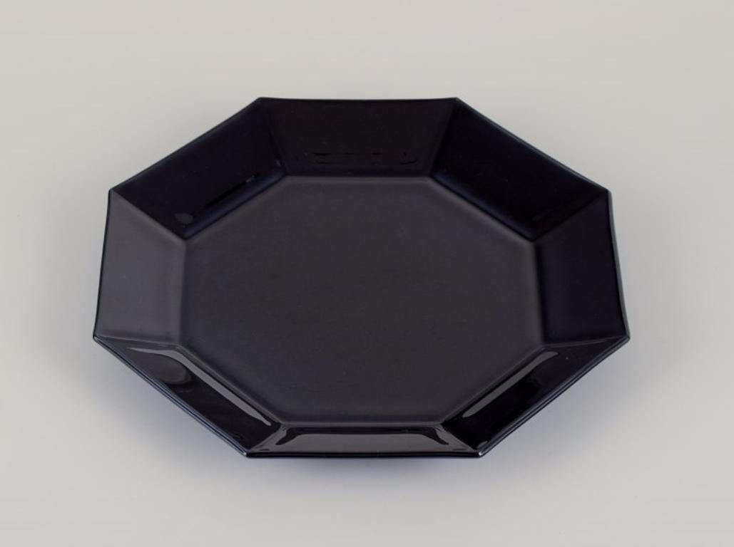 Arcoroc, Francia
Juego de cuatro platos octogonales de cristal negro.
Años 70/80.
Marcado.
Perfecto estado.
Dimensiones: Diámetro 21,5 cm x Altura 2,1 cm.