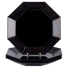 Arcoroc, Francia. Set di quattro piatti ottagonali in vetro nero.