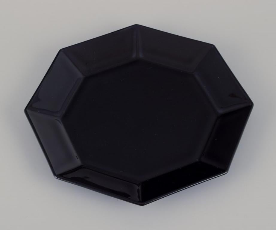 Arcoroc, Frankreich.
Ein Satz von sechs achteckigen Tellern aus schwarzem Glas.
1970er/1980er Jahre.
Markiert.
Perfekter Zustand.
Abmessungen: Durchmesser 18,2 cm.