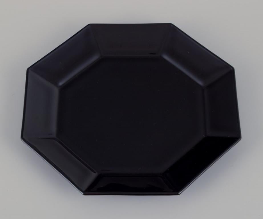 Arcoroc, Frankreich. Set von sechs achteckigen Tellern aus schwarzem Glas. 1970er/1980er Jahre. (Französisch) im Angebot