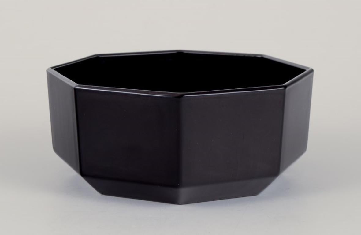 Arcoroc, Francia.
Dos cuencos octogonales de porcelana negra.
Años 70/80.
Marcado.
Perfecto estado.
Dimensiones: Diámetro 11,5 cm. x Altura 5,0 cm.