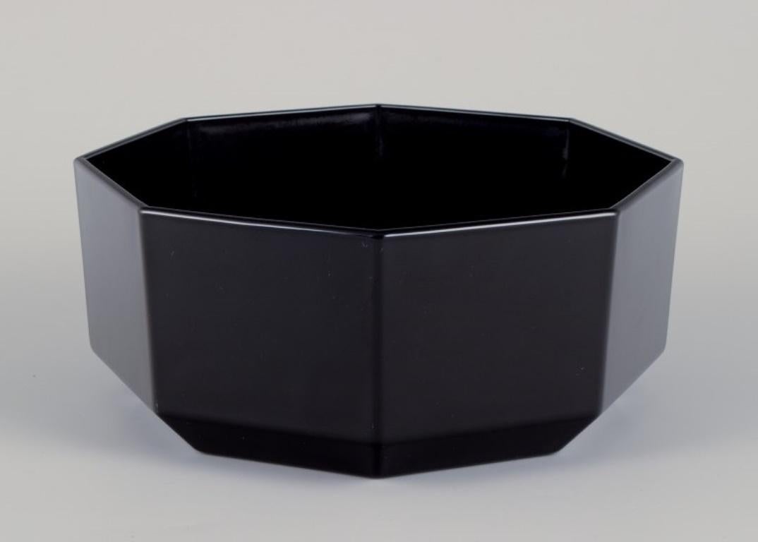 French Arcoroc, France. Two octagonal bowls in black porcelain. 1970s/1980s.  For Sale