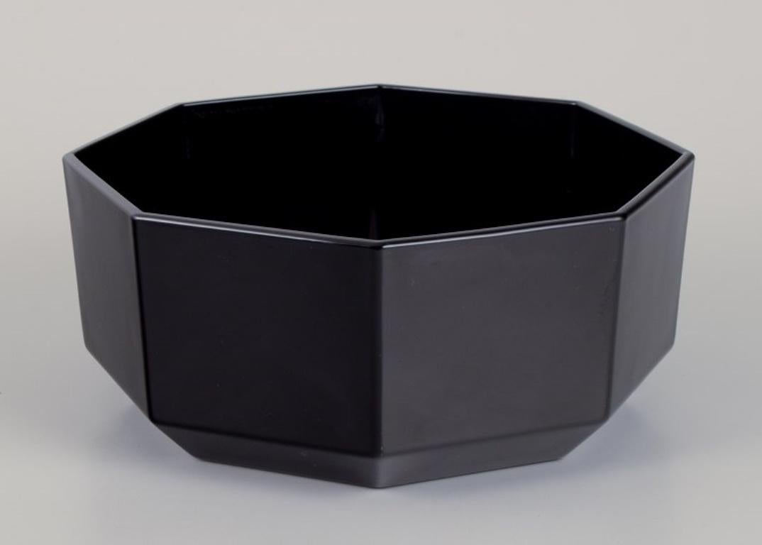 French Arcoroc, France. Two octagonal bowls in black glass. 1970s/1980s. For Sale